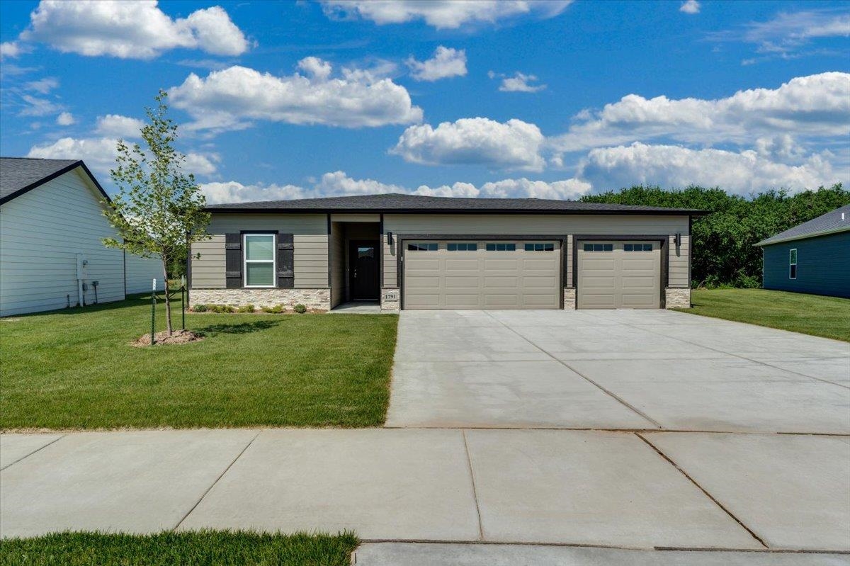 1791 W Redbud Lane Property Photo 1