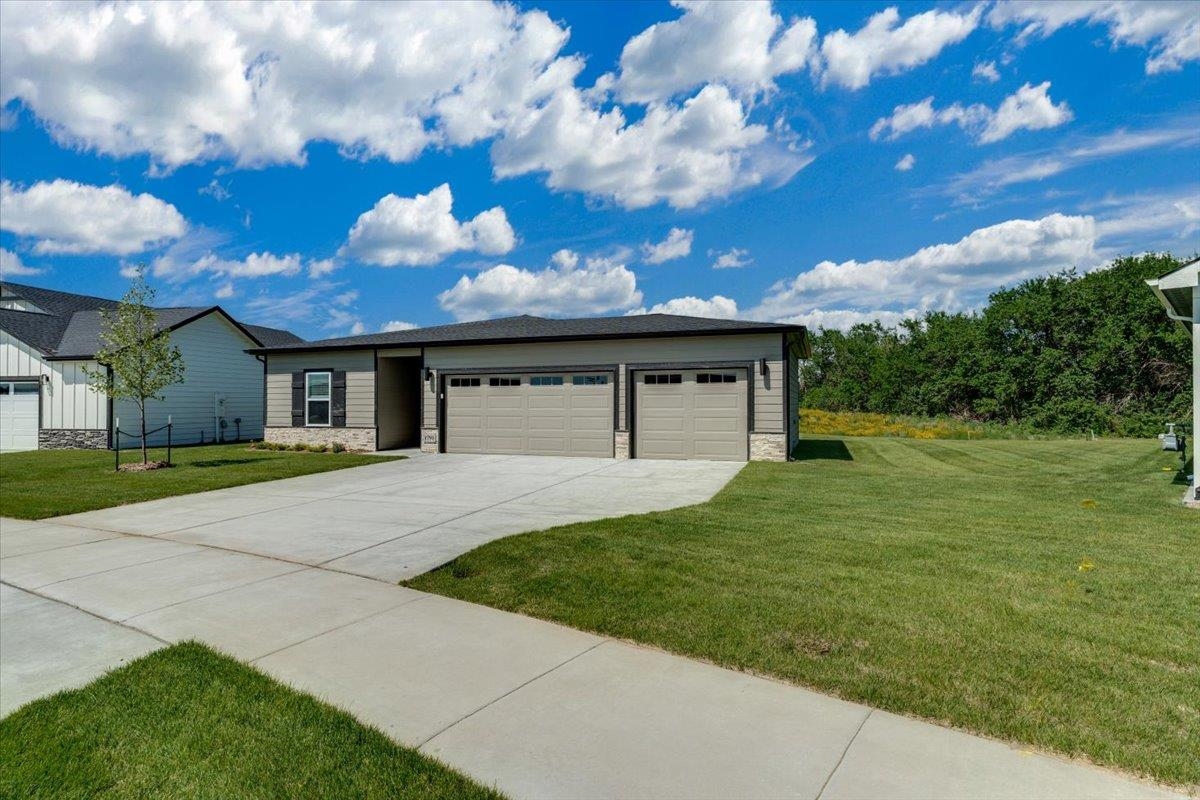 1791 W Redbud Lane Property Photo 2