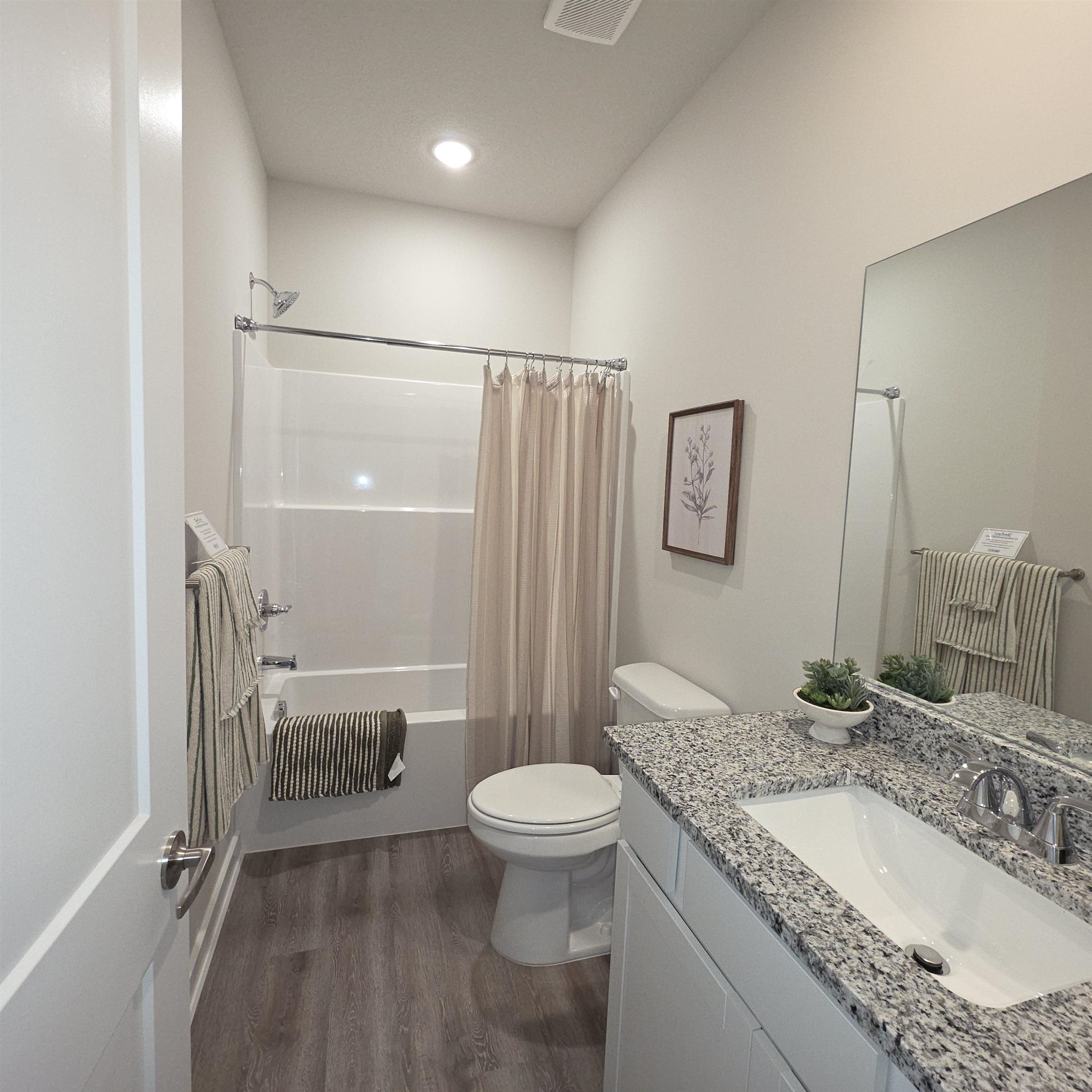 928 N Forestview Ct Property Photo 3