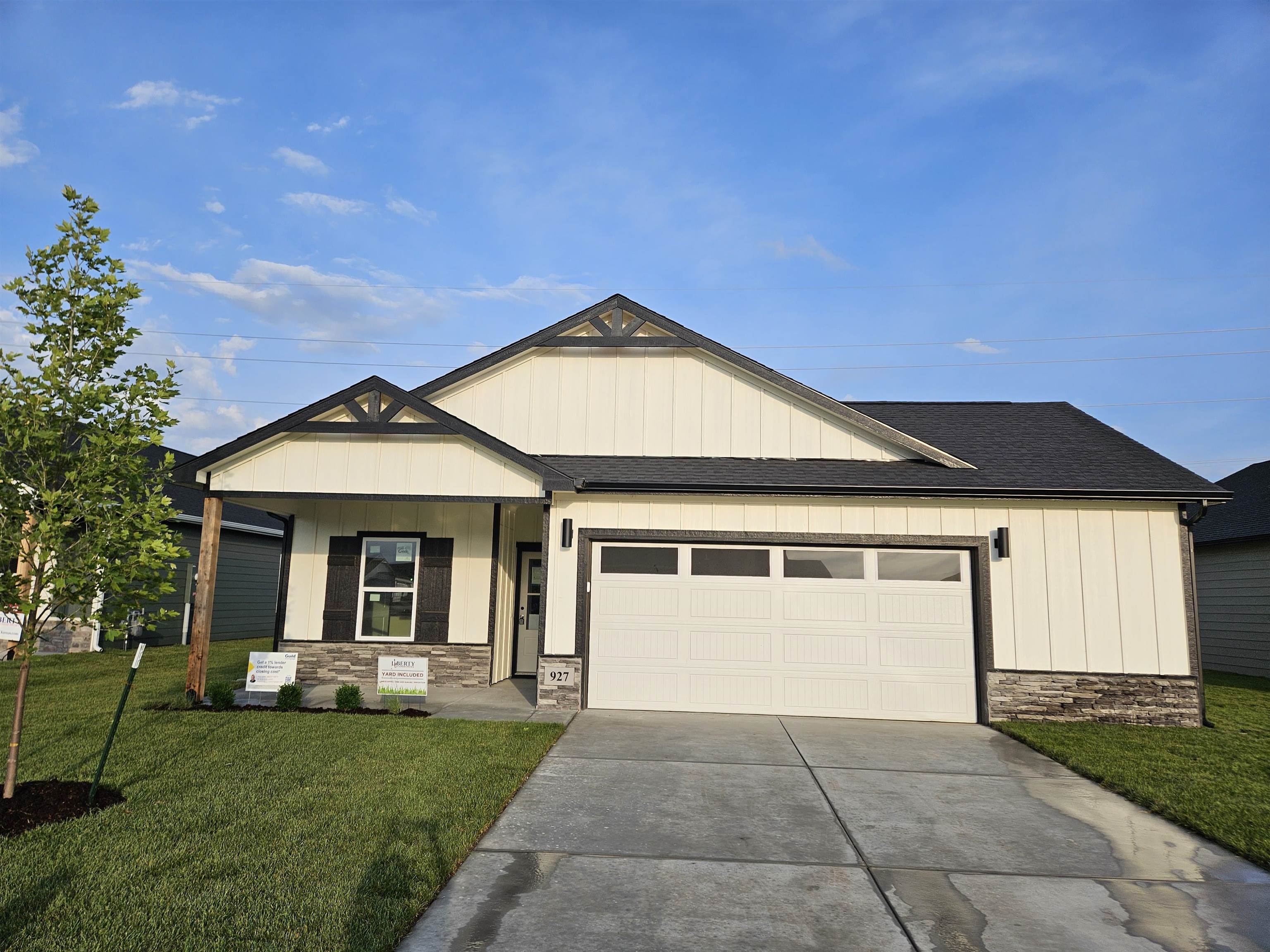927 N Forestview St Property Photo 1