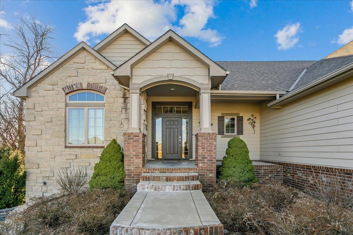 1401 N Shadow Rock Dr Property Photo 4