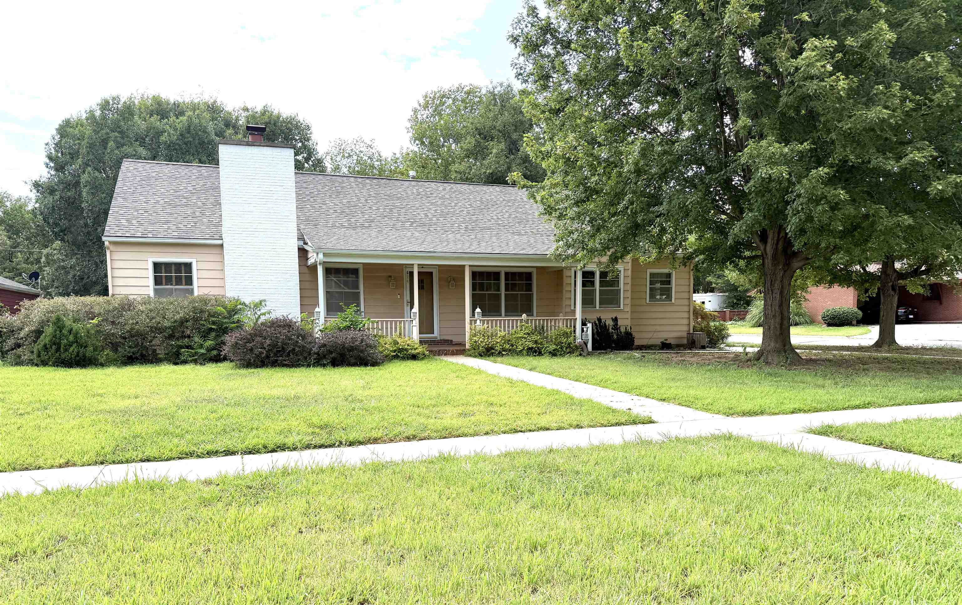 624 N Springfield Property Photo 1