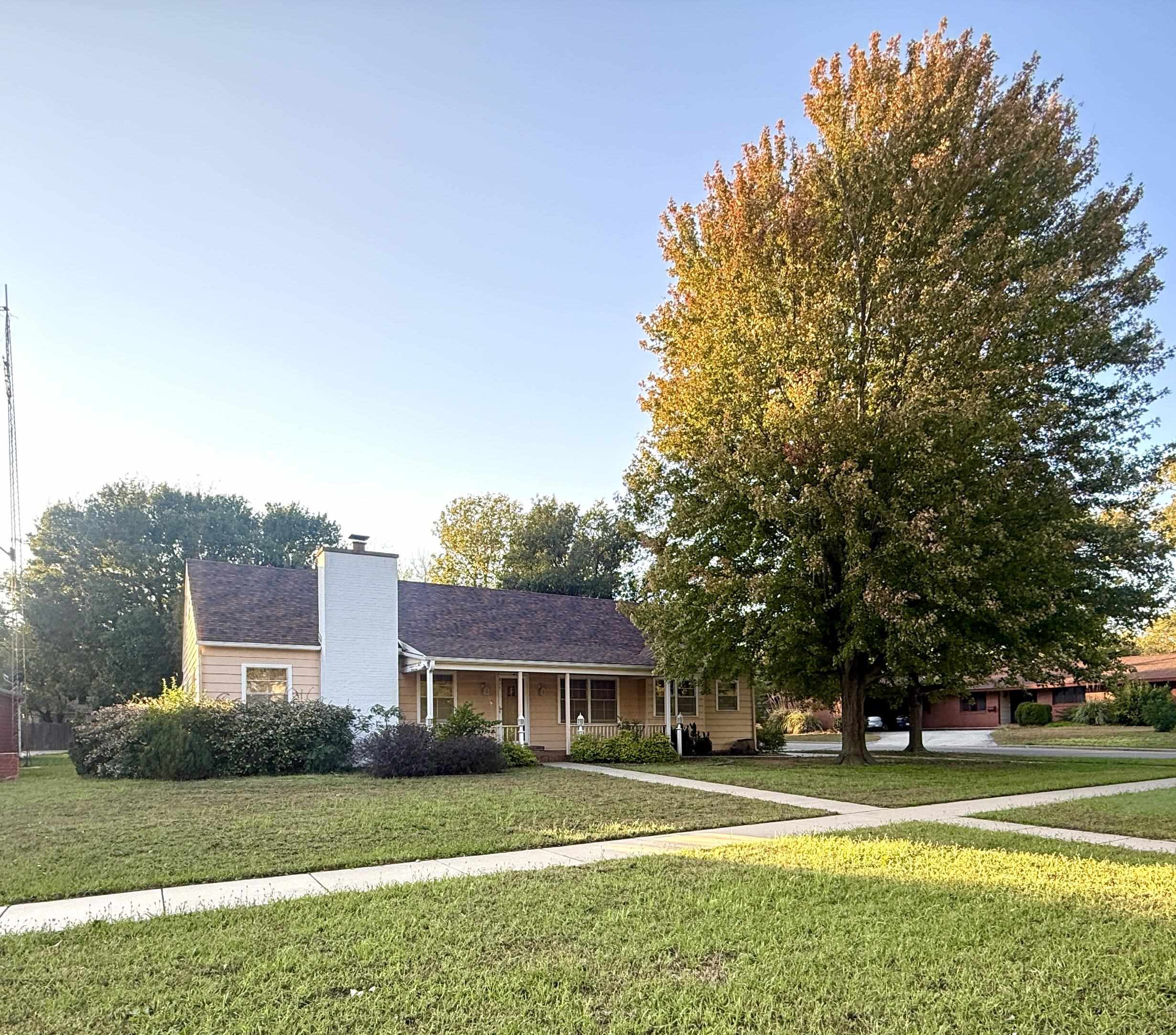 624 N Springfield Property Photo 1