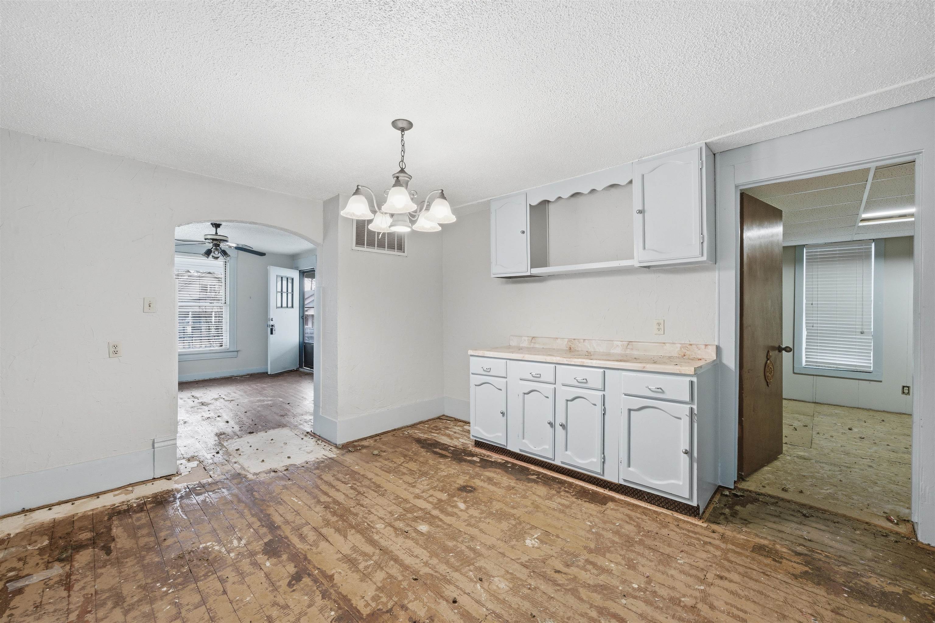 1308 S Market St Property Photo 5