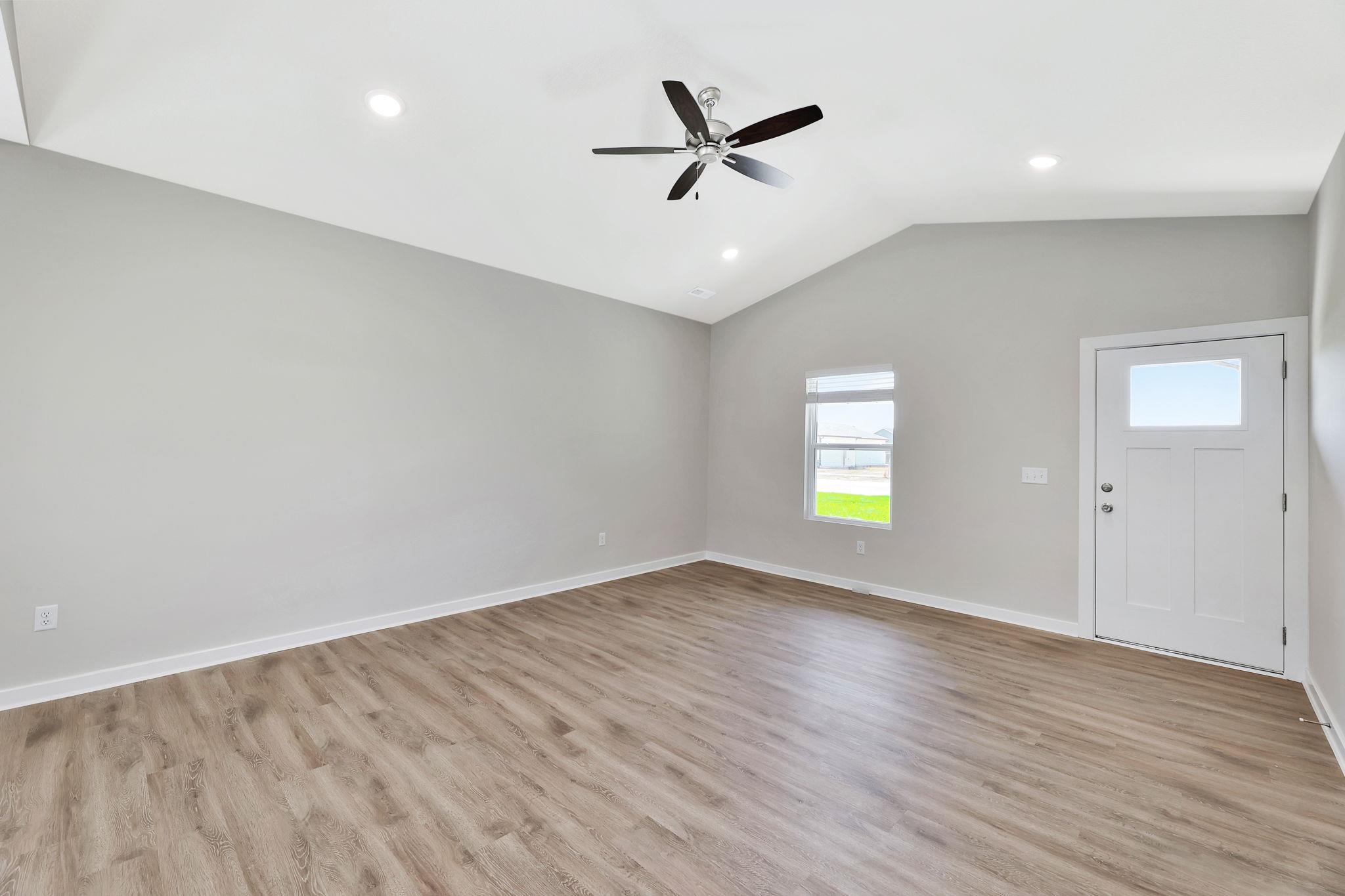 904 N Forestview Ct Property Photo 3