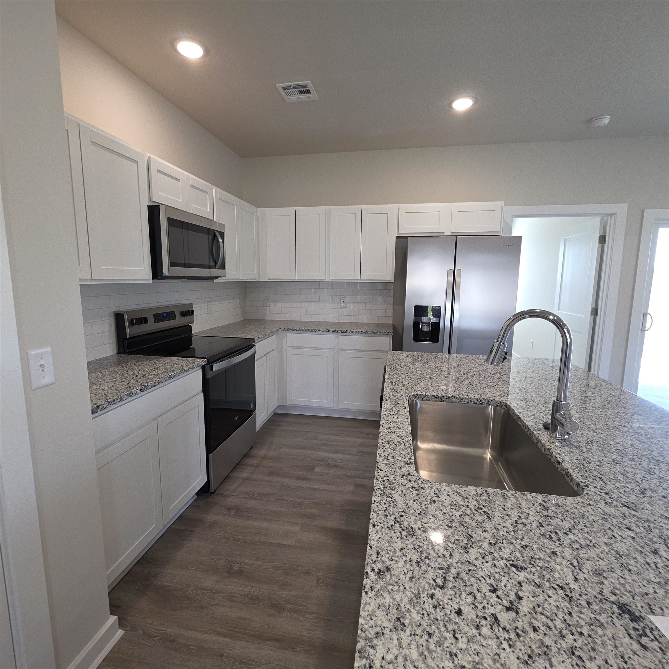 904 N Forestview Ct Property Photo 3