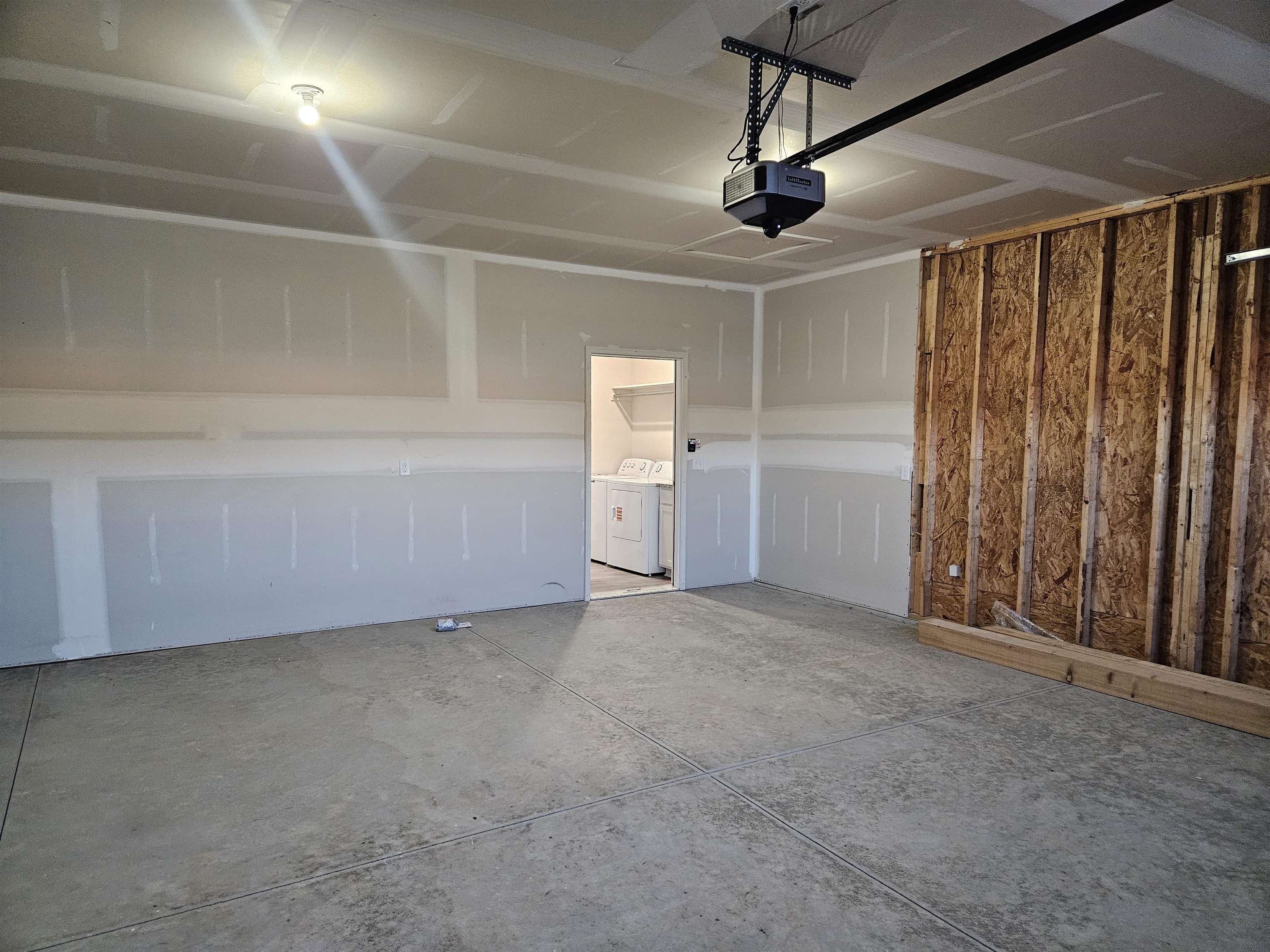 904 N Forestview Ct Property Photo 32
