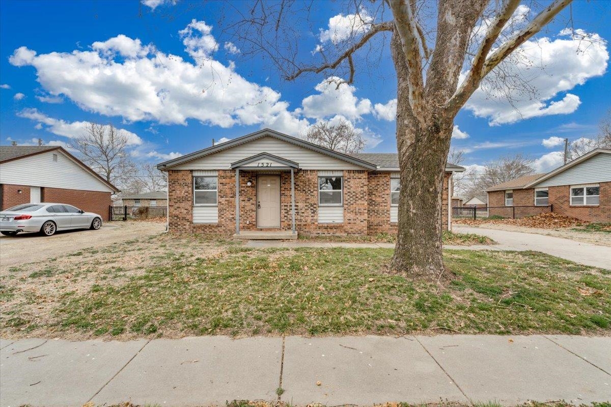 1521 E Catalina St Property Photo 1