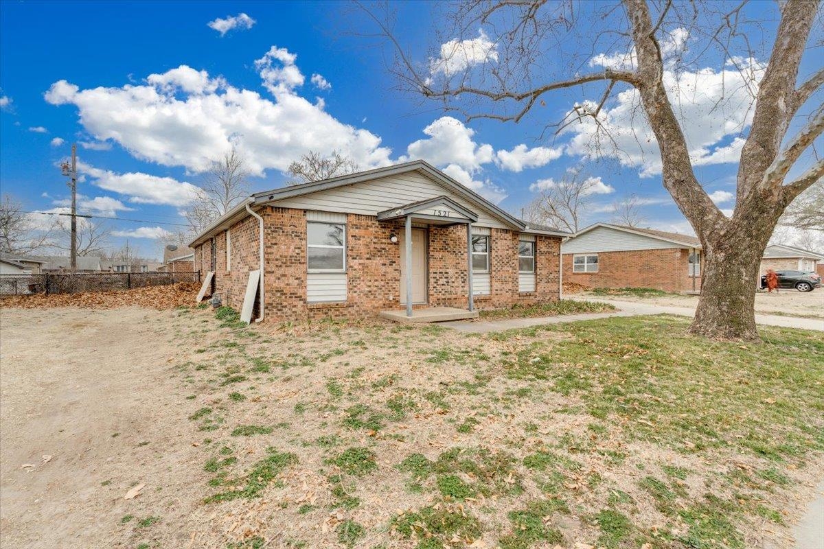1521 E Catalina St Property Photo 2