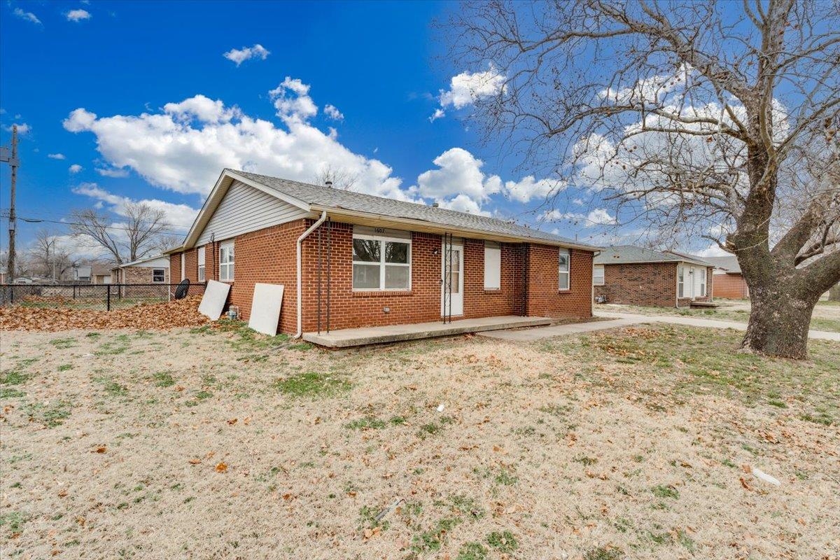 1607 E Catalina St Property Photo 2