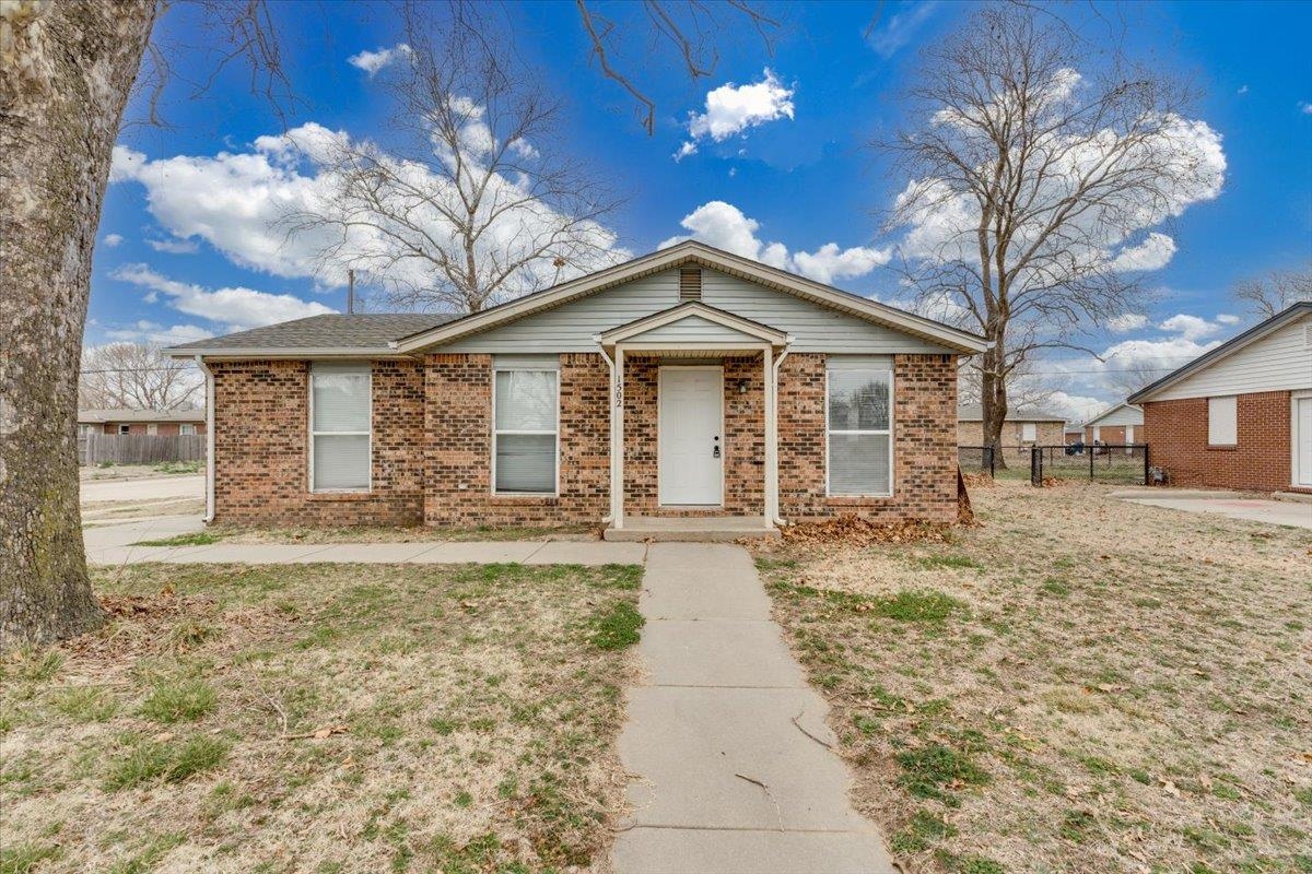 1502 E Del Mar Property Photo 1