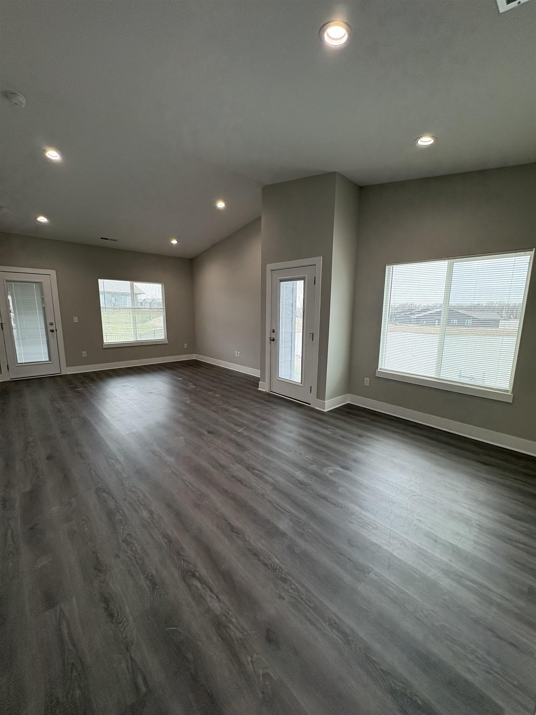 3425 E Thunder Property Photo 6