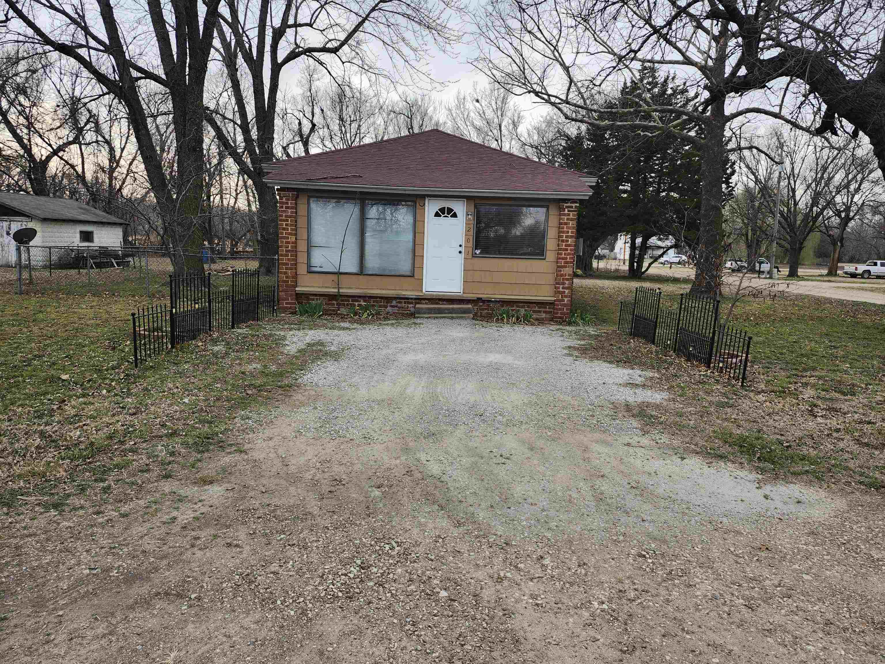 201 S 10th St. Property Photo 1