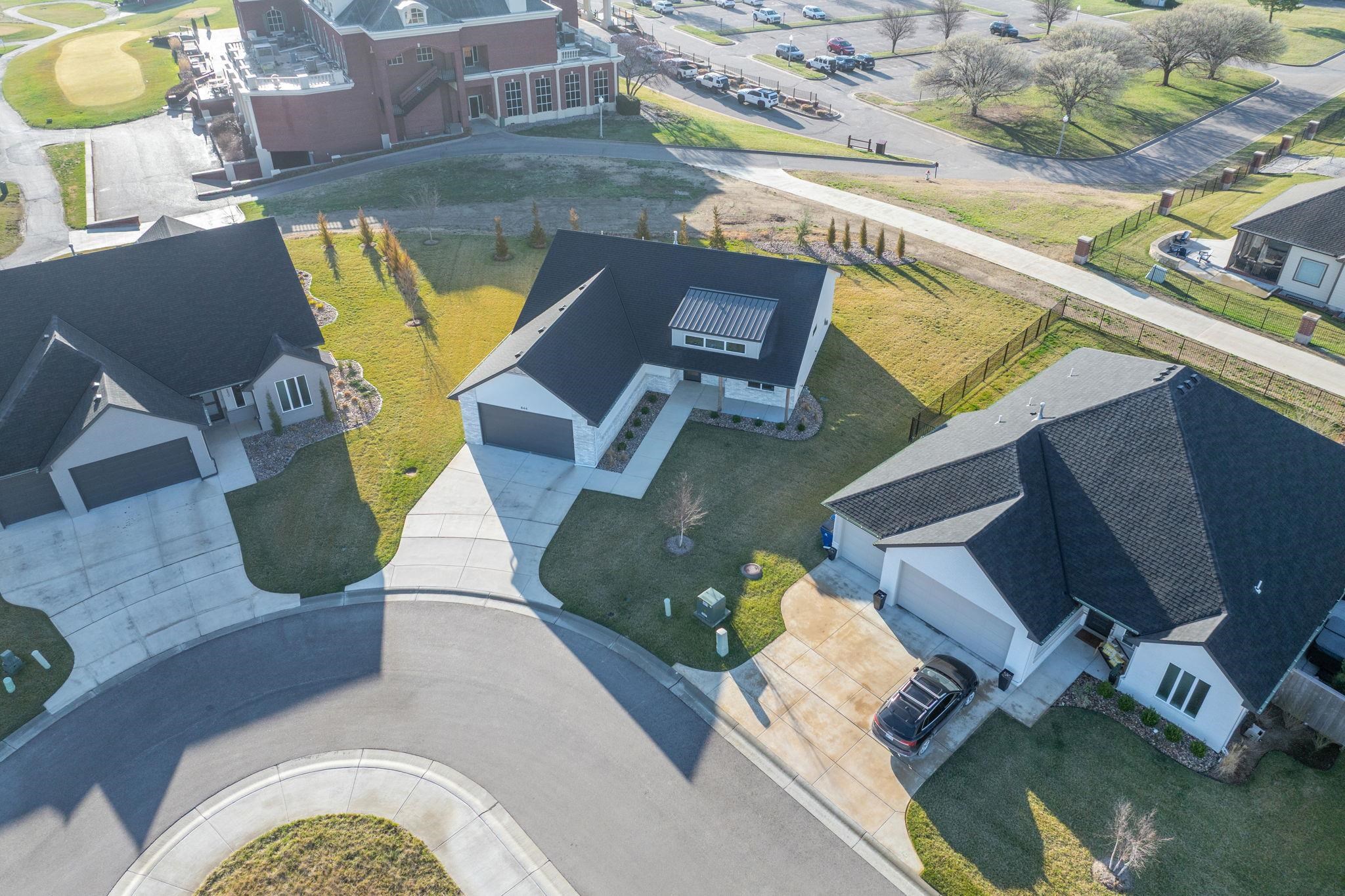 912 N Speyside Property Photo 4
