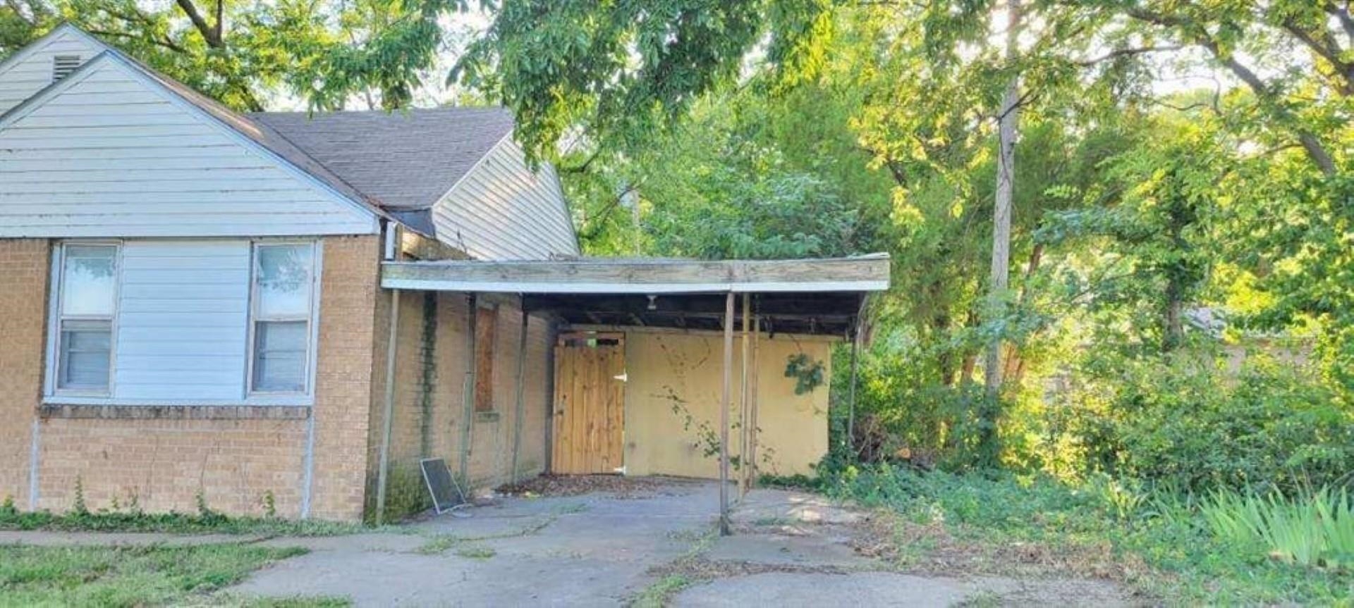 1633 N Pershing St Property Photo 2