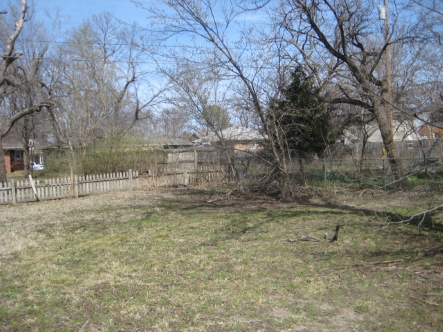 320 E 4th St Property Photo 5