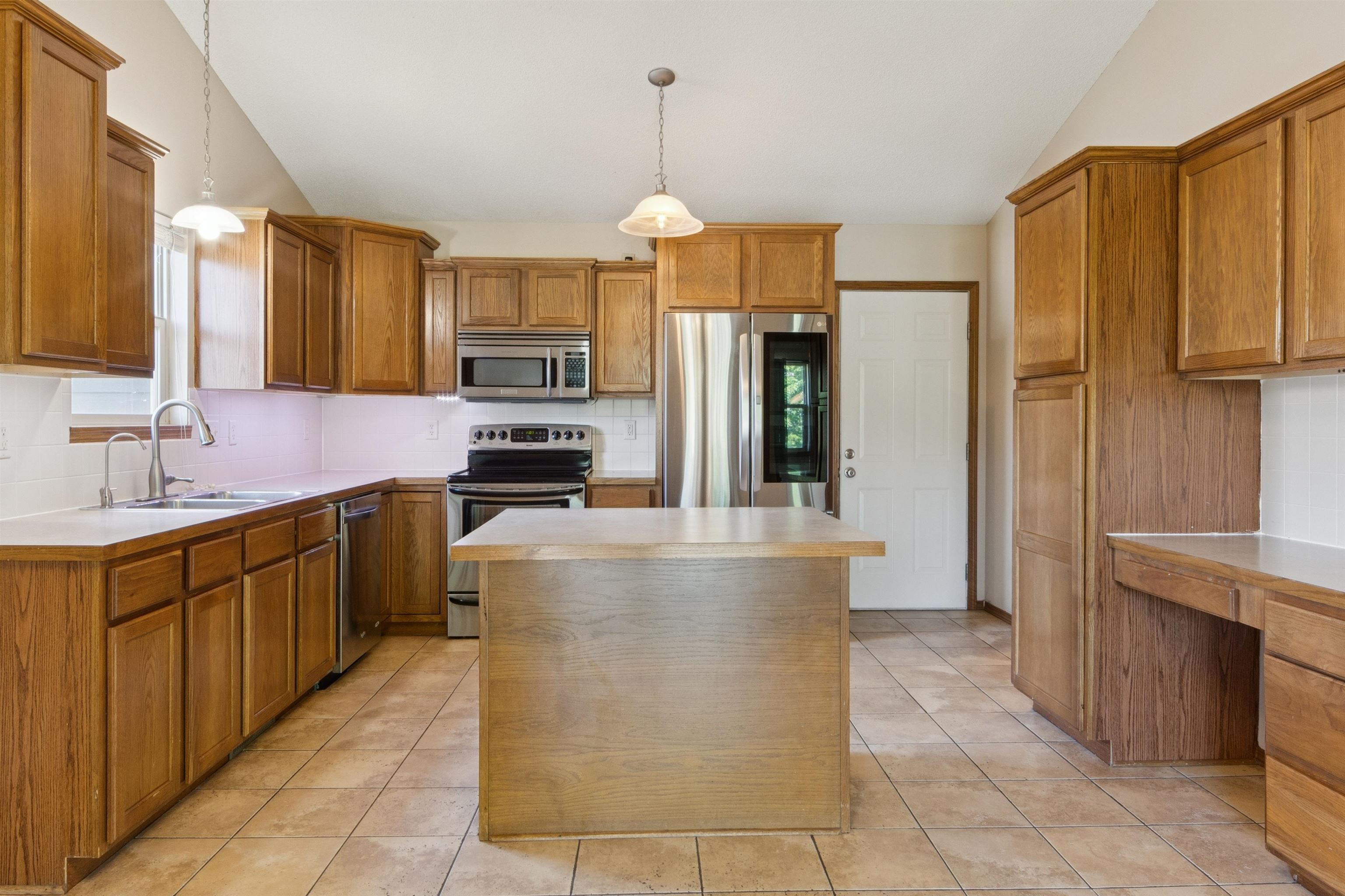 3505 N High Pt Property Photo 6