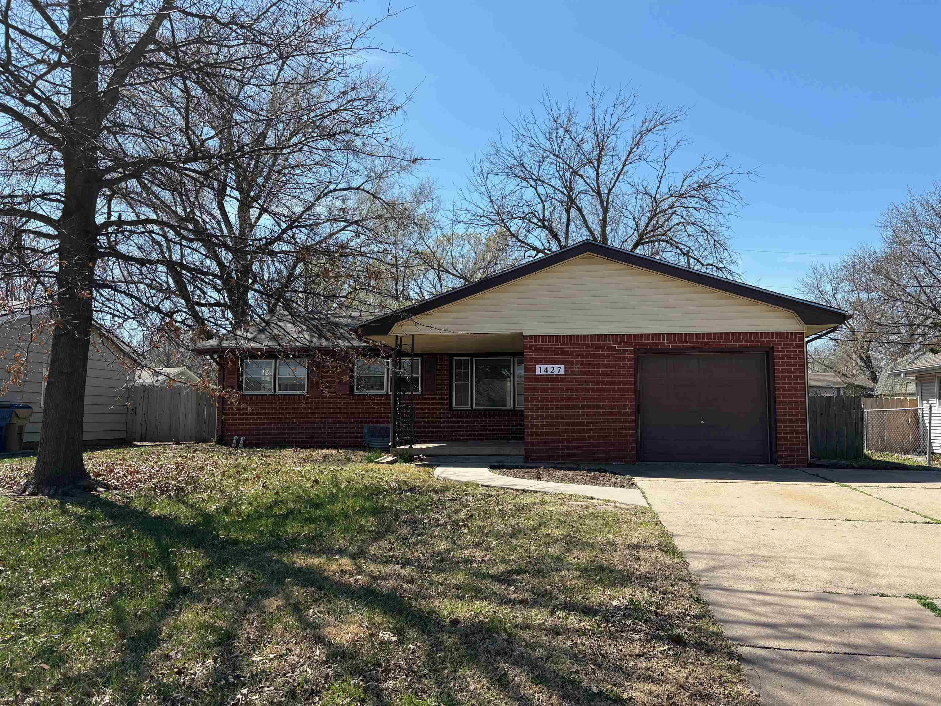 1427 N Community Dr Property Photo 1