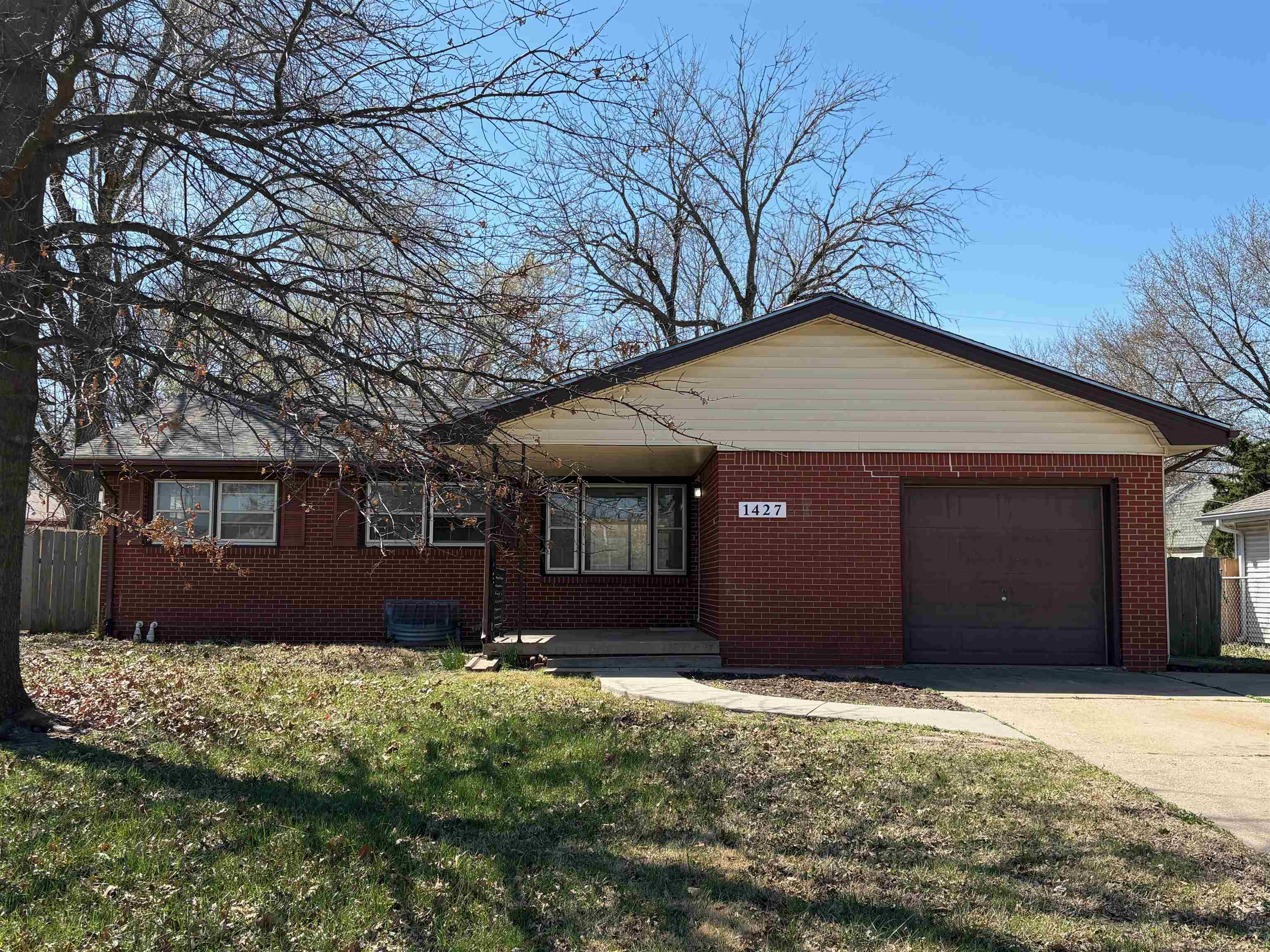 1427 N Community Dr Property Photo 2