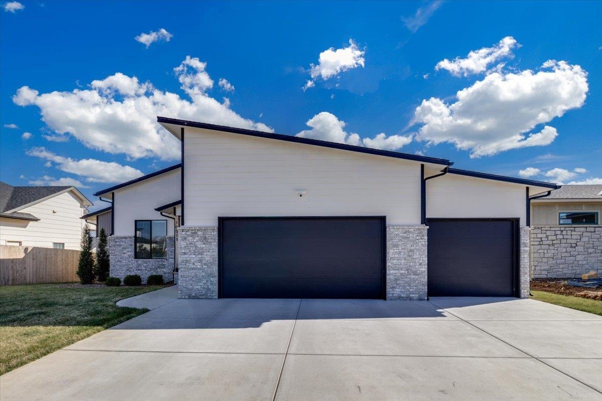 10511 W Basil Property Photo 1