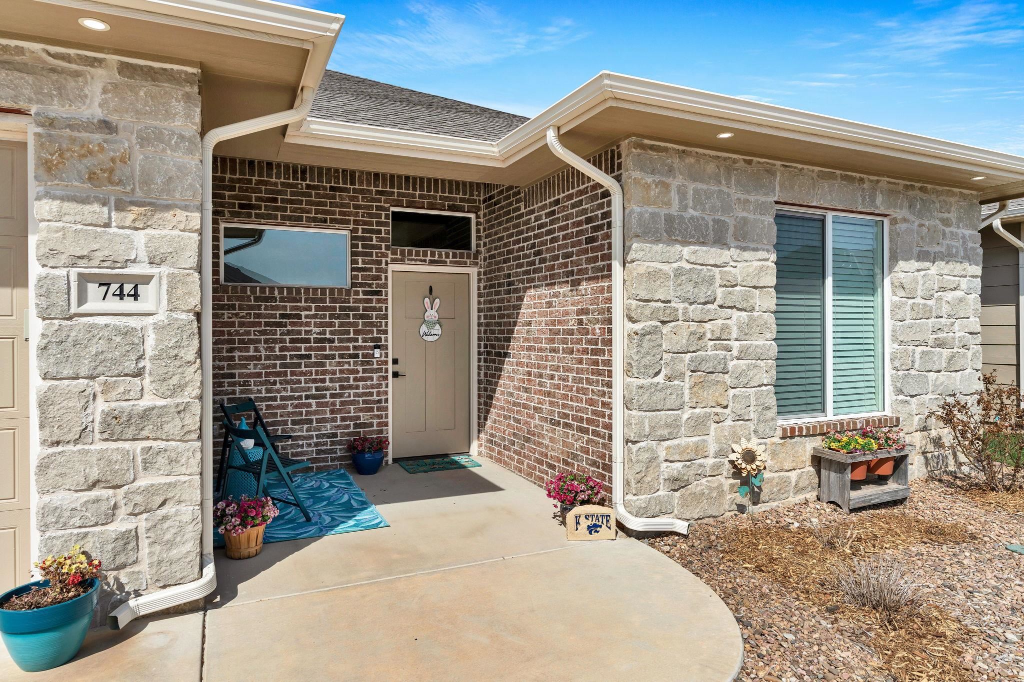 744 N Thornton Ct Property Photo 4