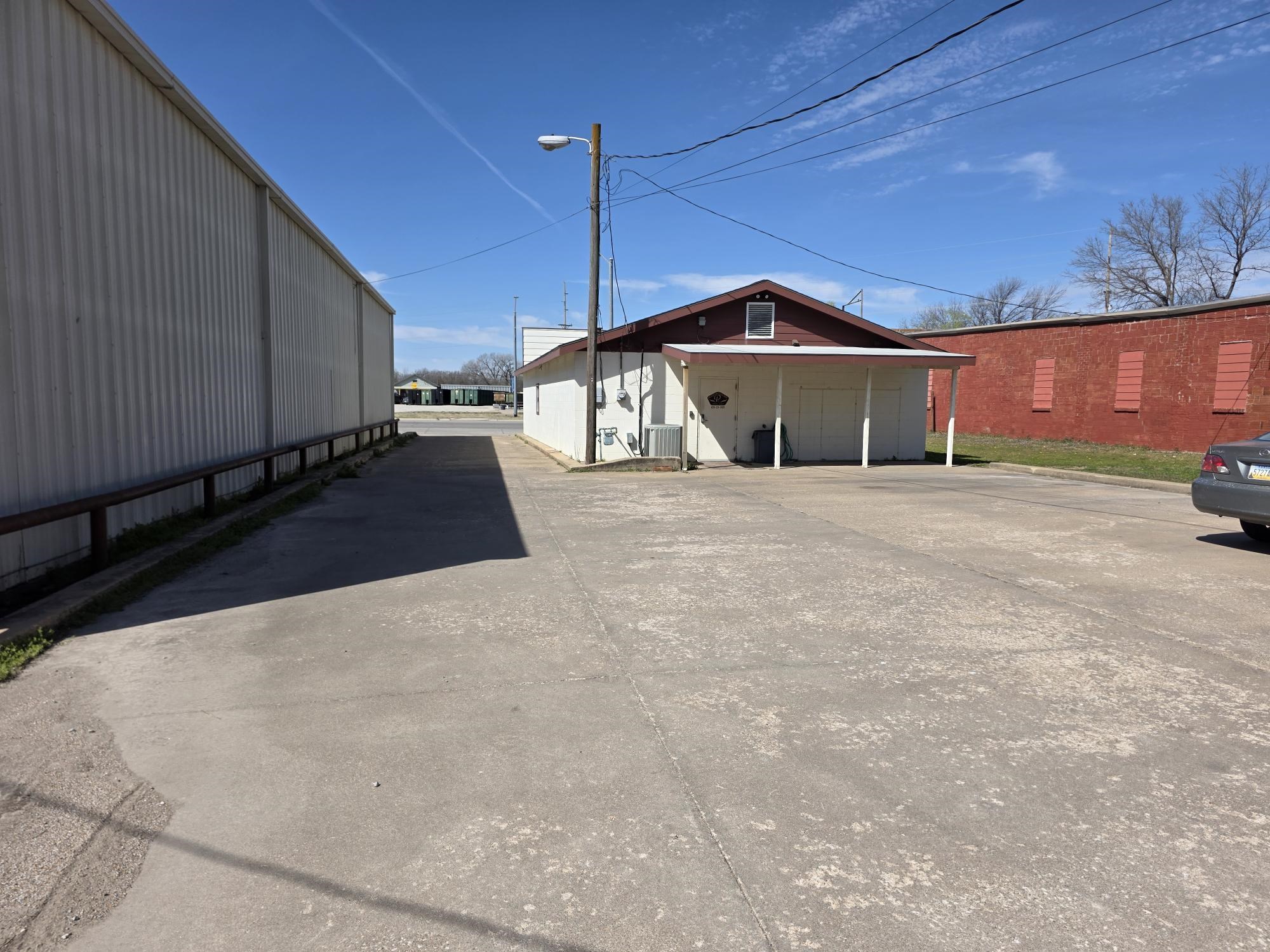 408 Main St Property Photo 13