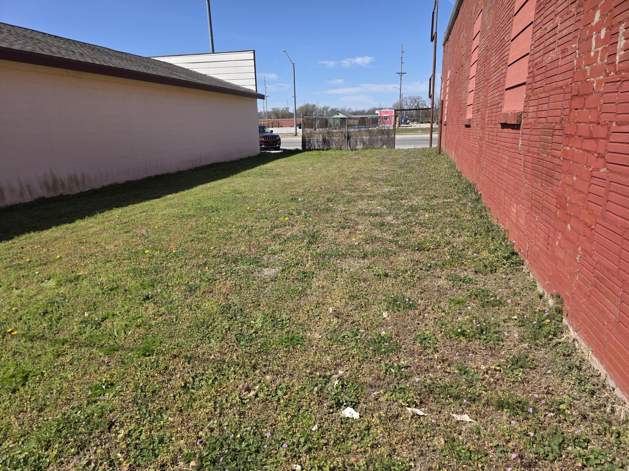 408 Main St Property Photo 15