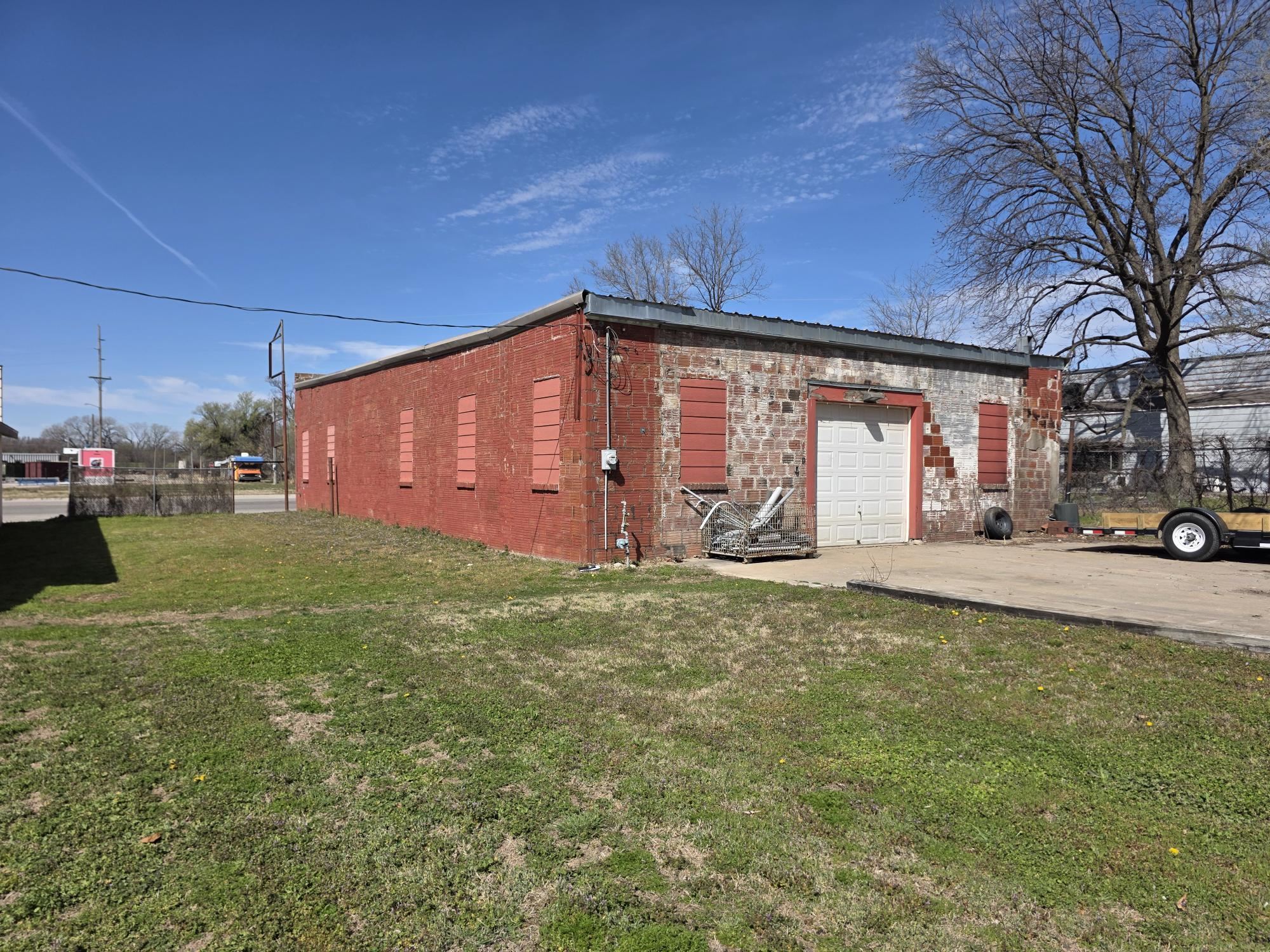 408 Main St Property Photo 16