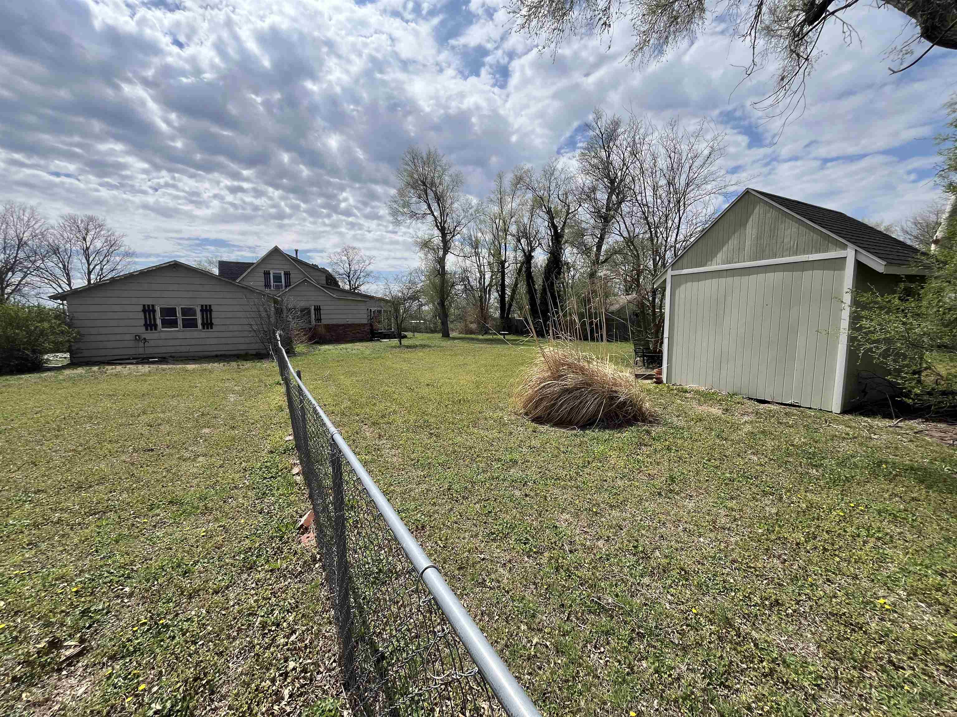 1512 W Blanchard Ave Property Photo 2