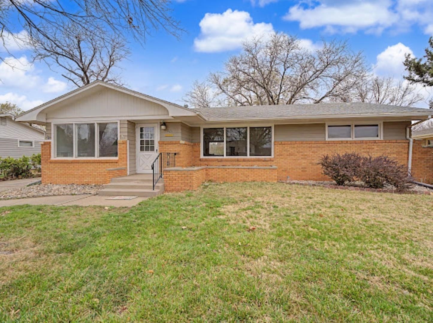 921 Manor Rd. Property Photo 1