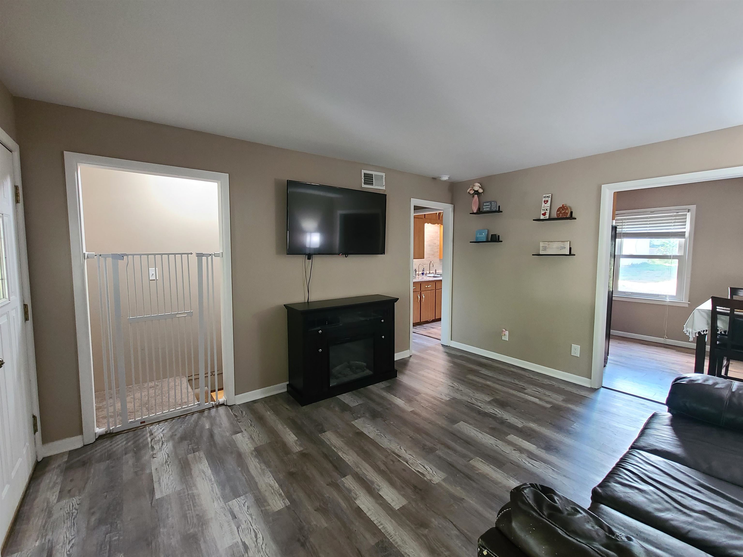 1035 N Georgie Property Photo 8