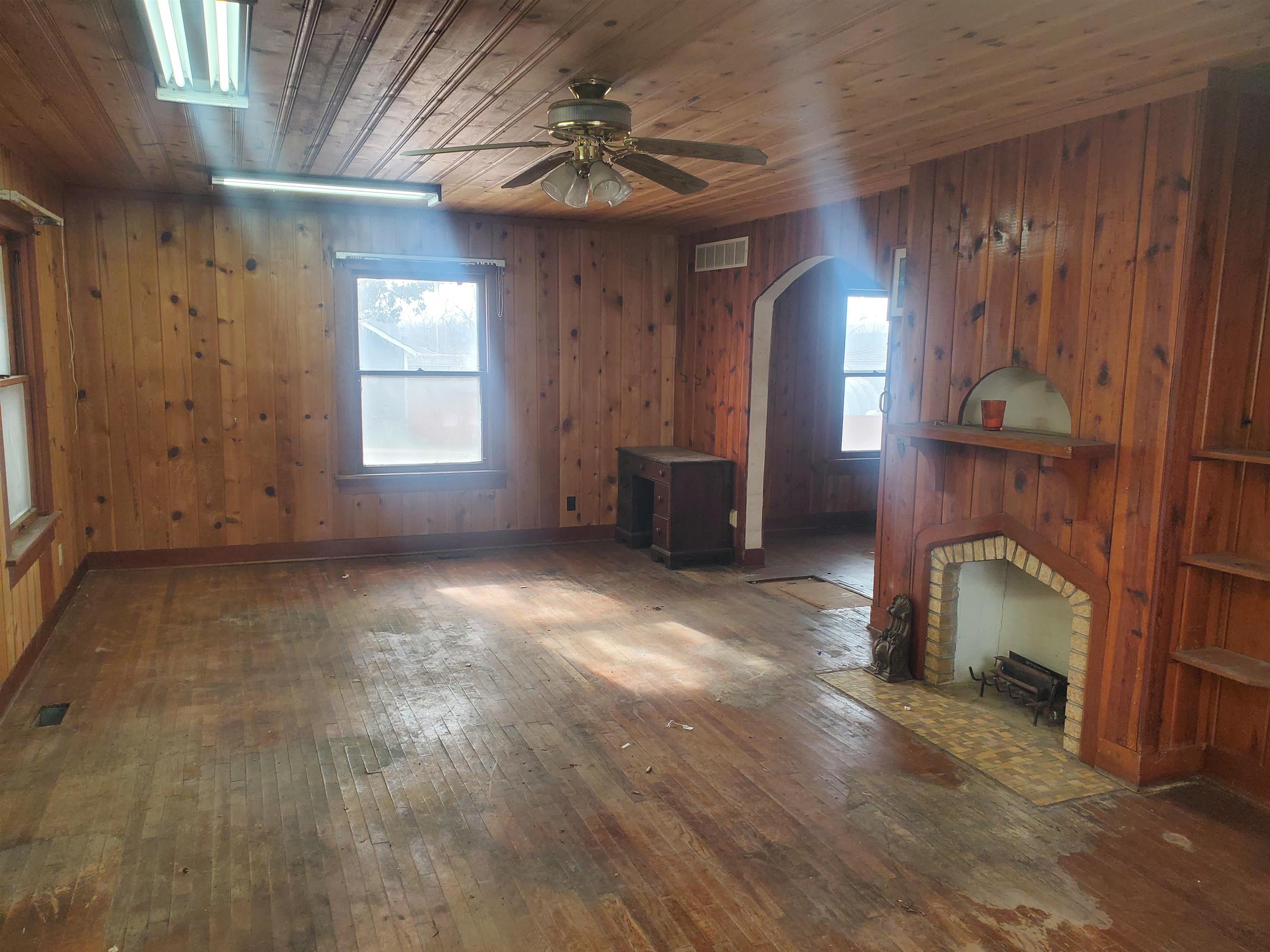 427 S 2nd Property Photo 2