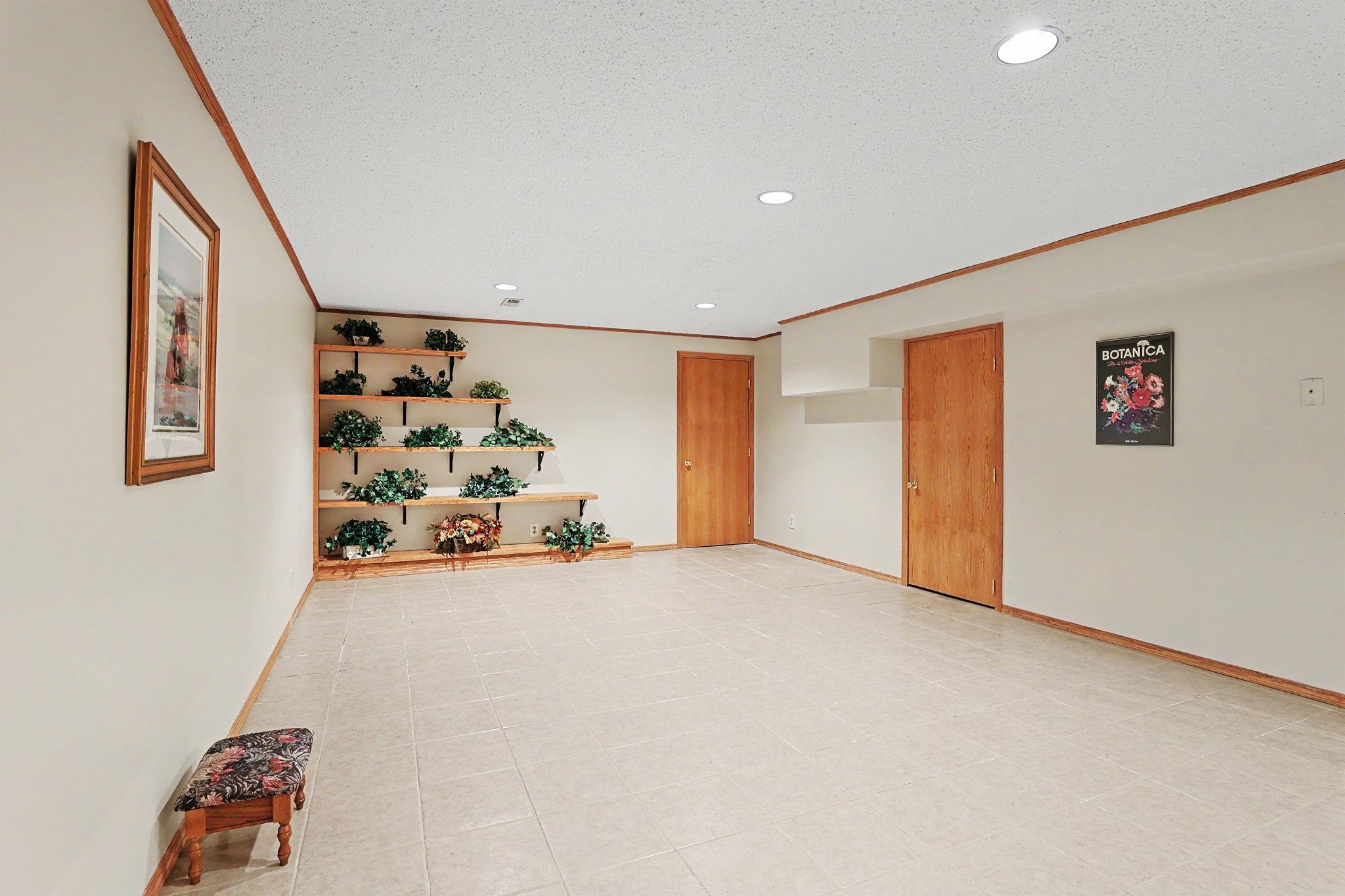 641 N Woodlawn Blvd 64 Property Photo 27