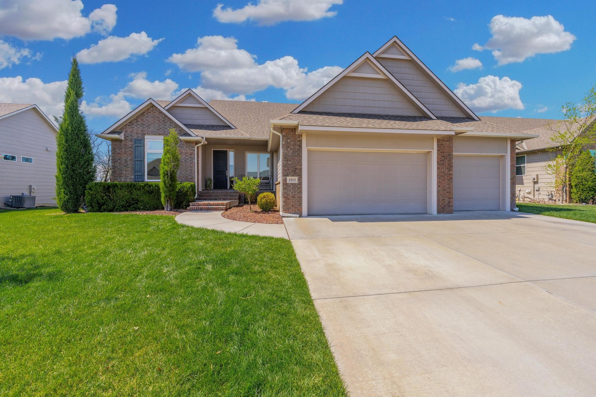 1513 N Shadow Rock Dr Property Photo 1
