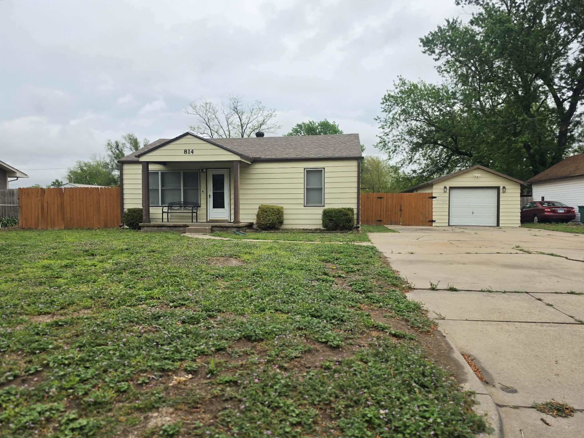 814 N Clara St Property Photo 1