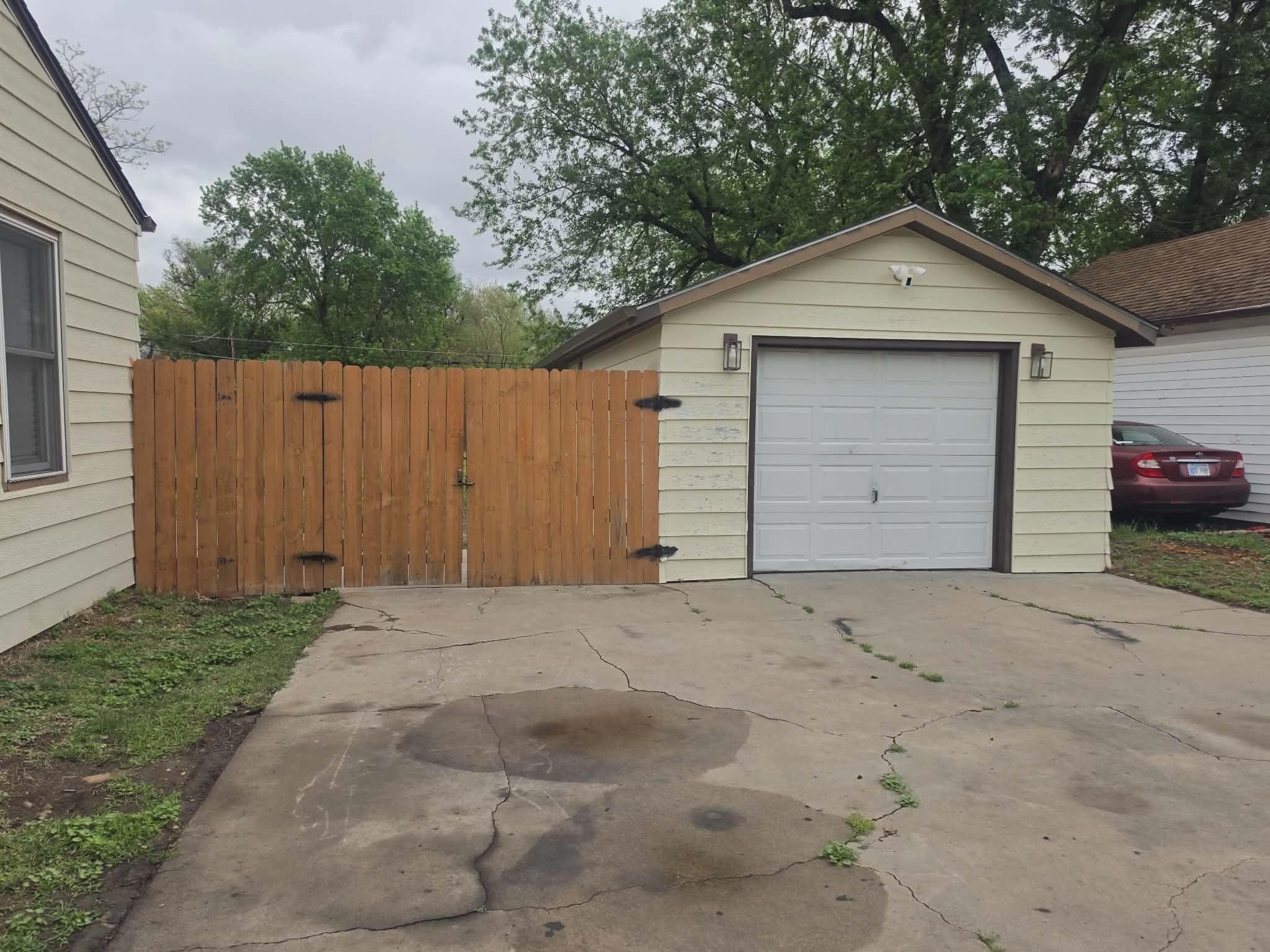 814 N Clara St Property Photo 2