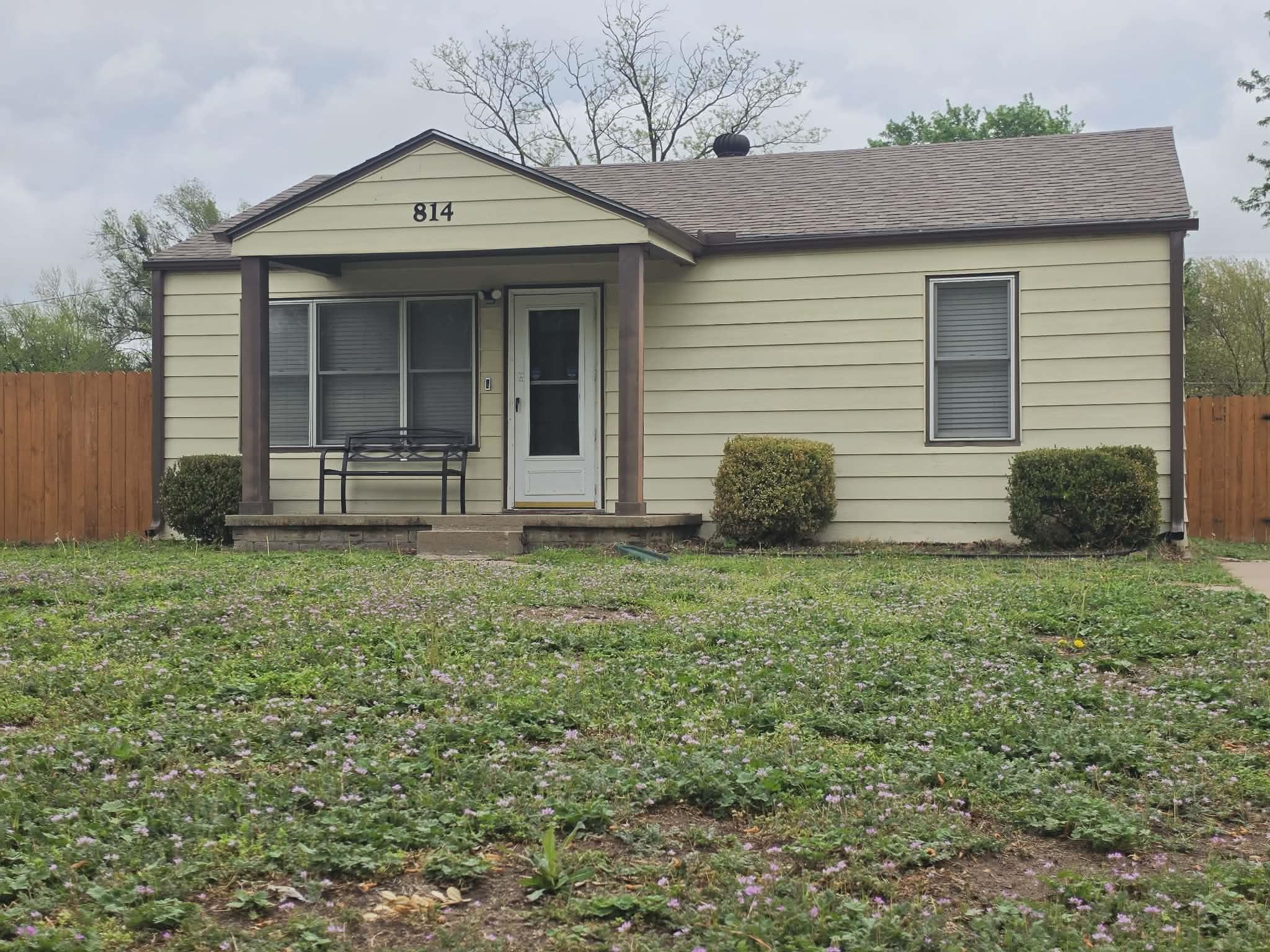 814 N Clara St Property Photo 3