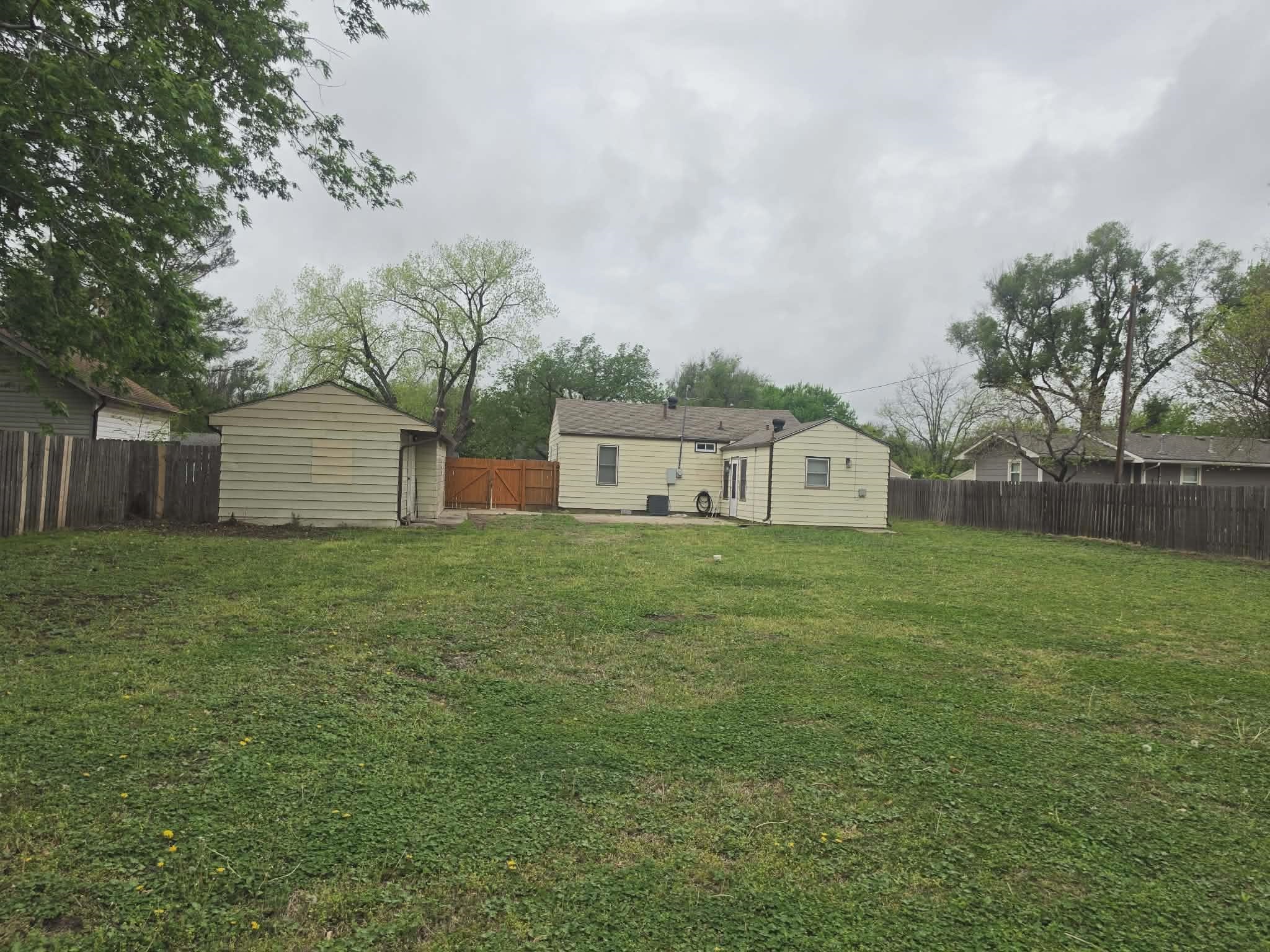 814 N Clara St Property Photo 5