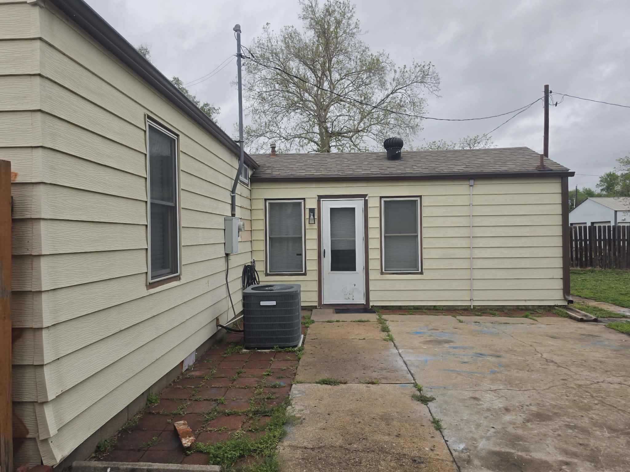 814 N Clara St Property Photo 6