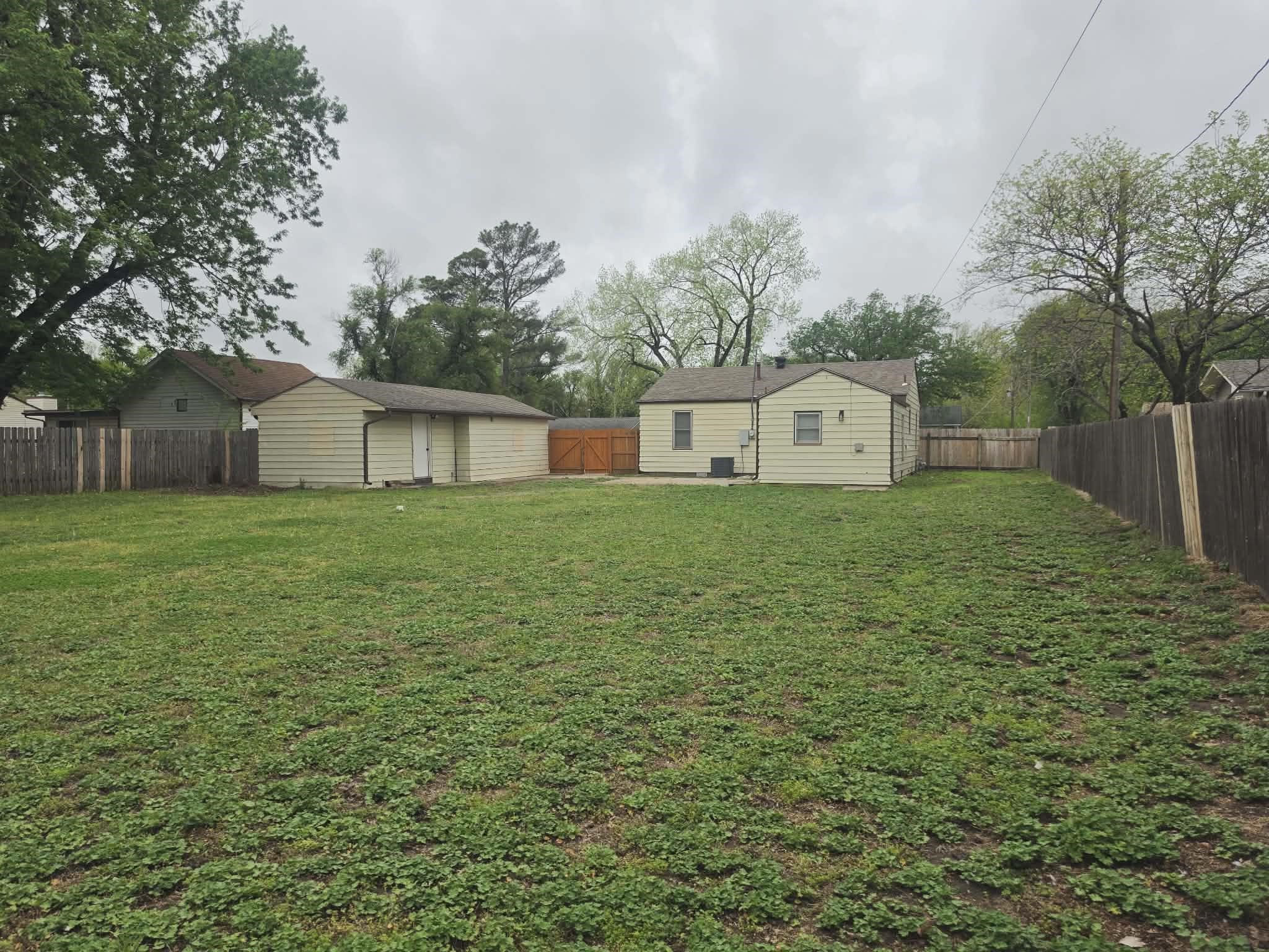 814 N Clara St Property Photo 7