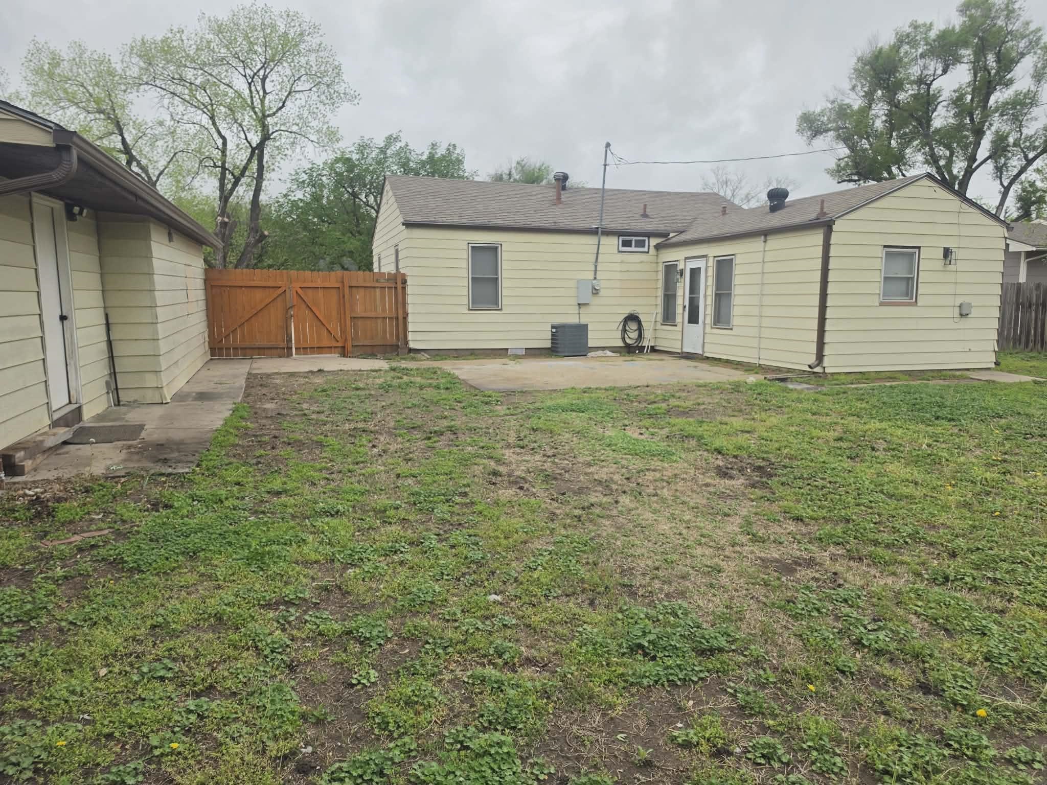814 N Clara St Property Photo 10