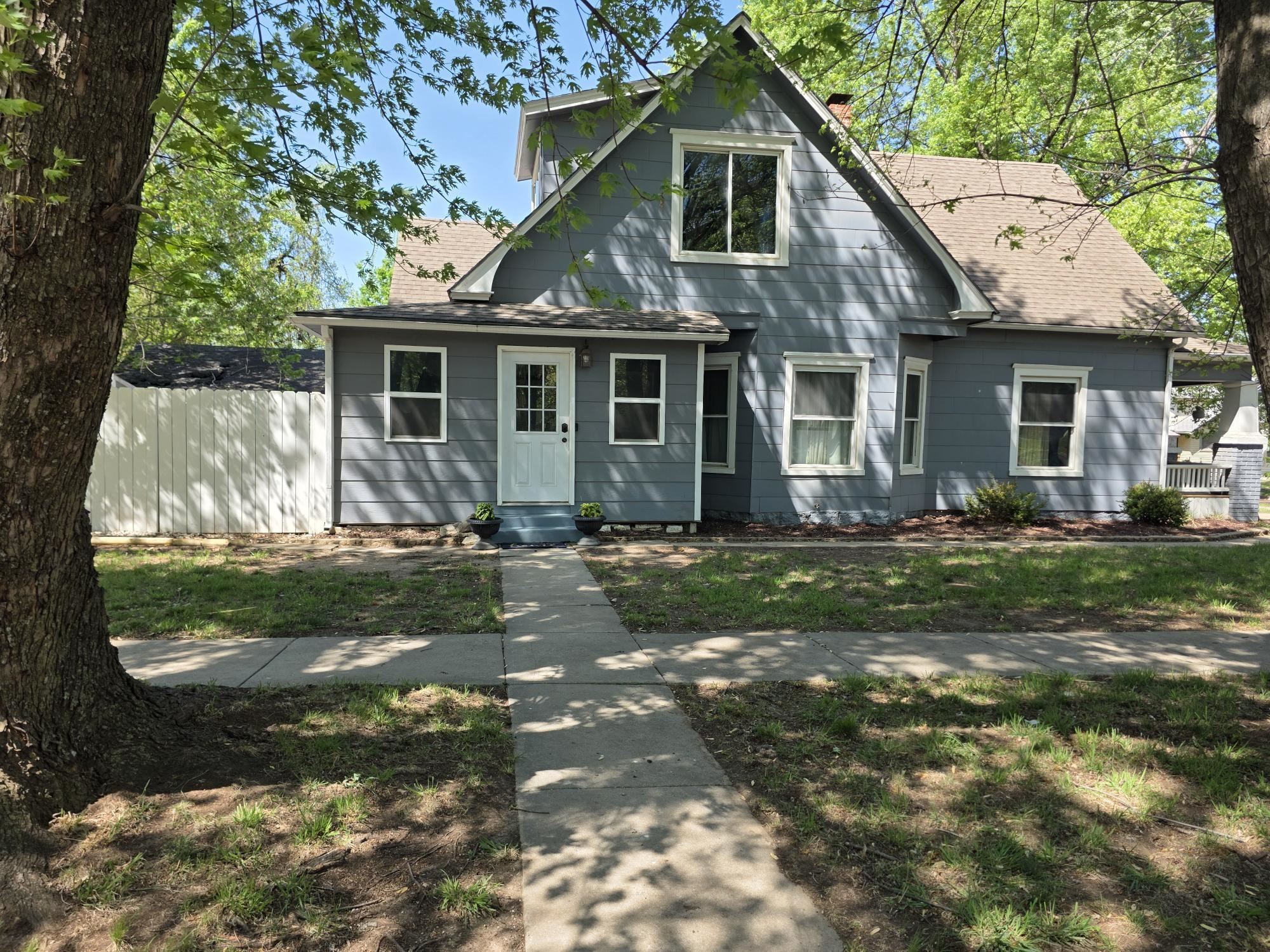 821 E 14th Property Photo 1