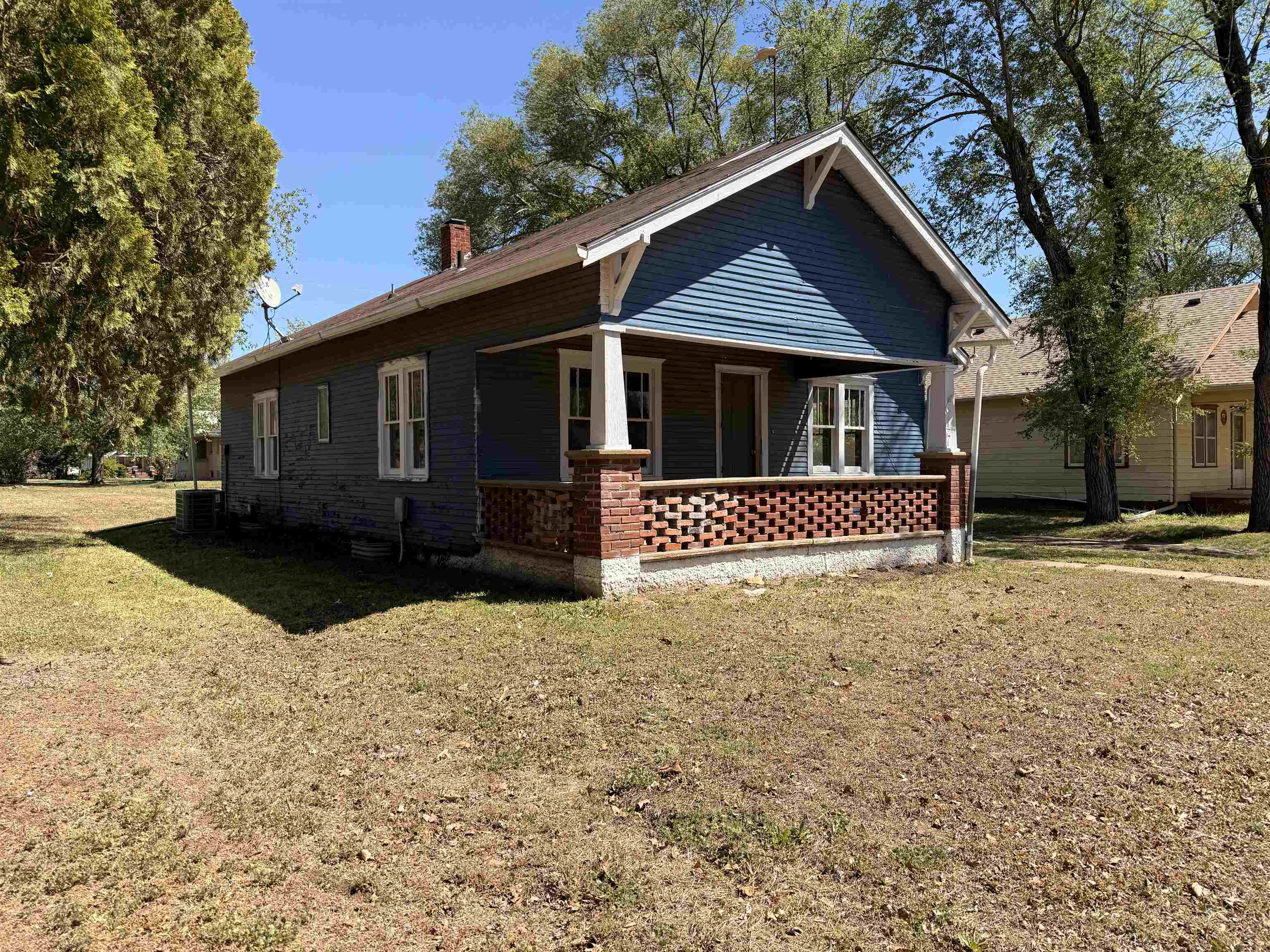 617 N Bluff Ave Property Photo 1