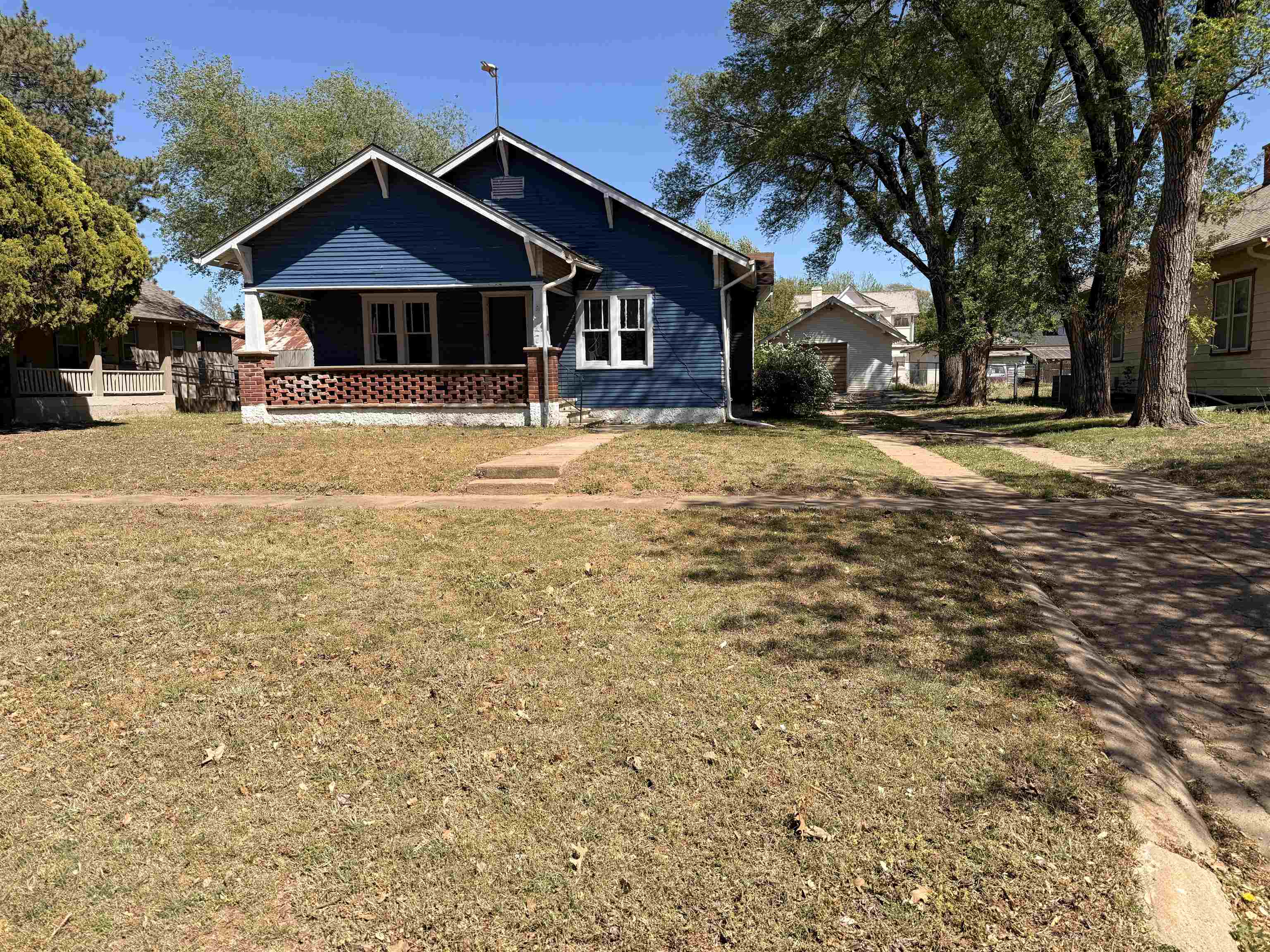 617 N Bluff Ave Property Photo 2