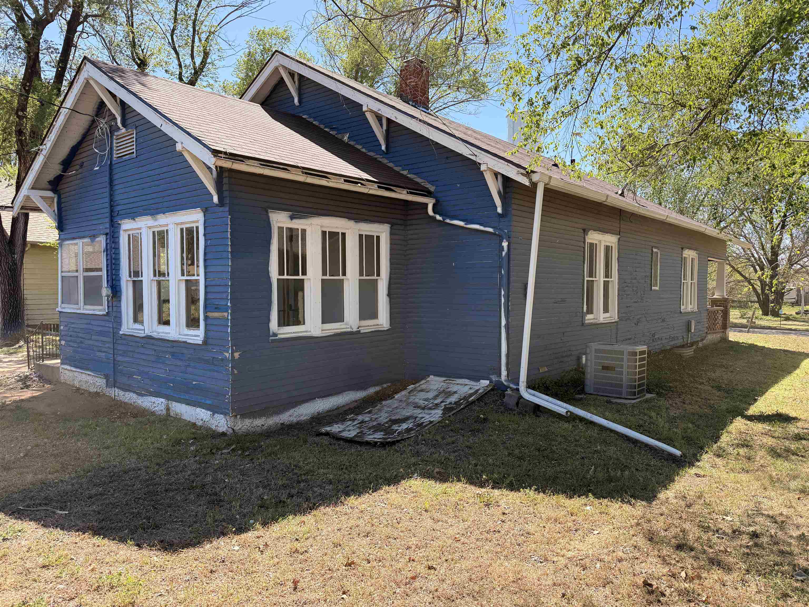 617 N Bluff Ave Property Photo 3