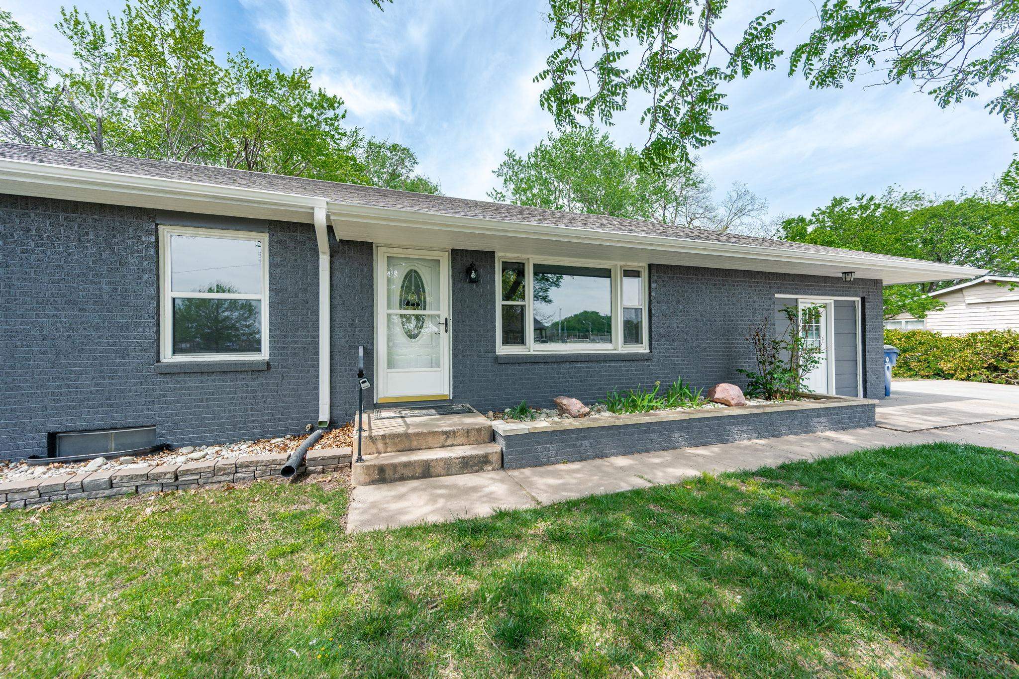 335 N Sherman St Property Photo 2
