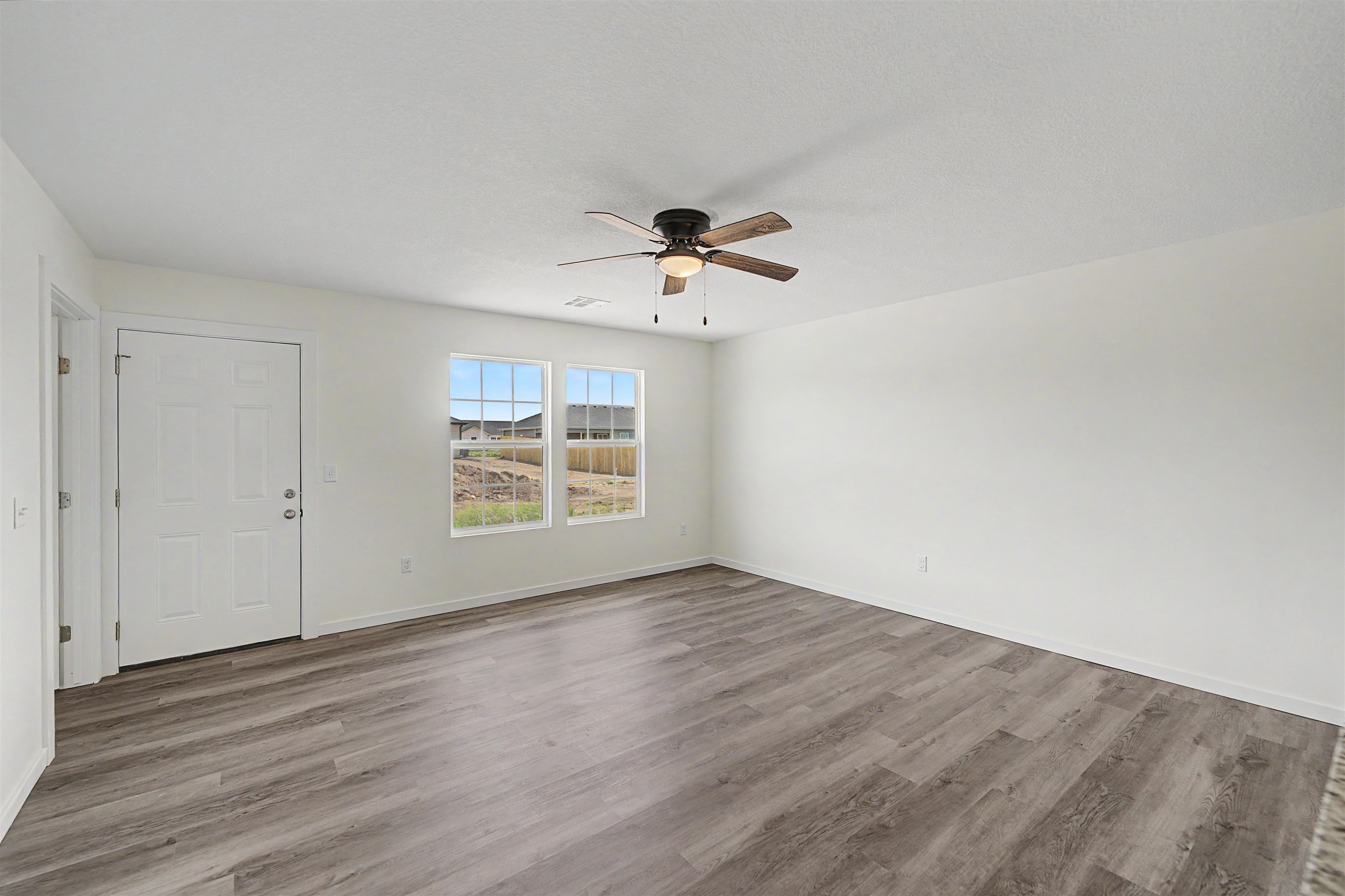 1218 Fountain Dr Property Photo 3