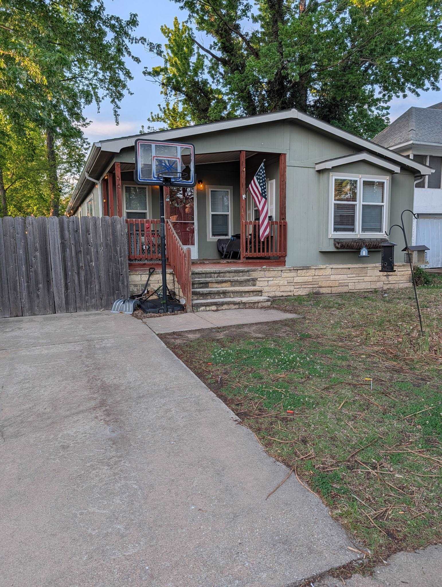 916 E 8th Property Photo 1