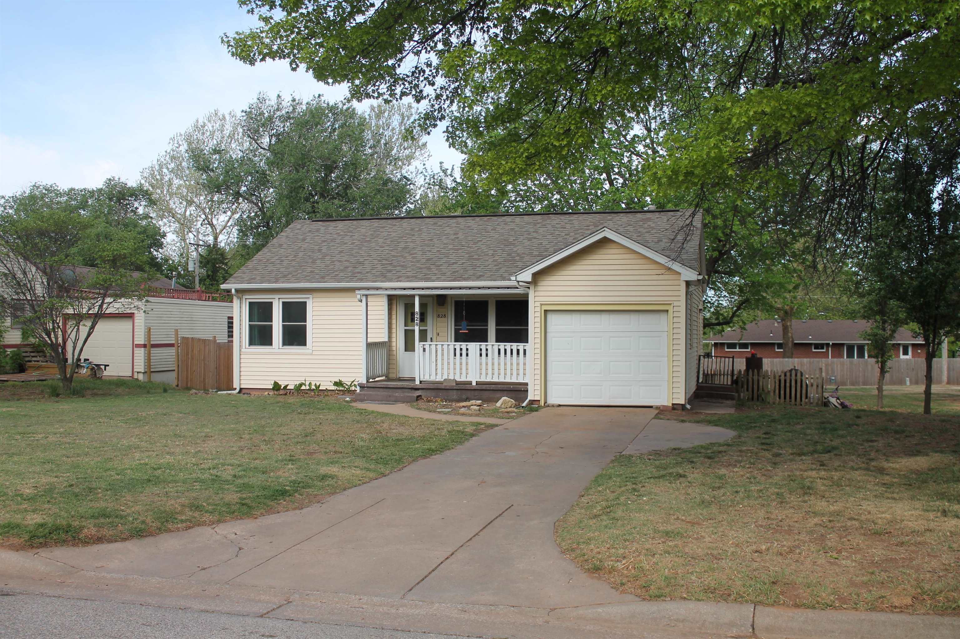 828 N Anthony Ave Property Photo 2