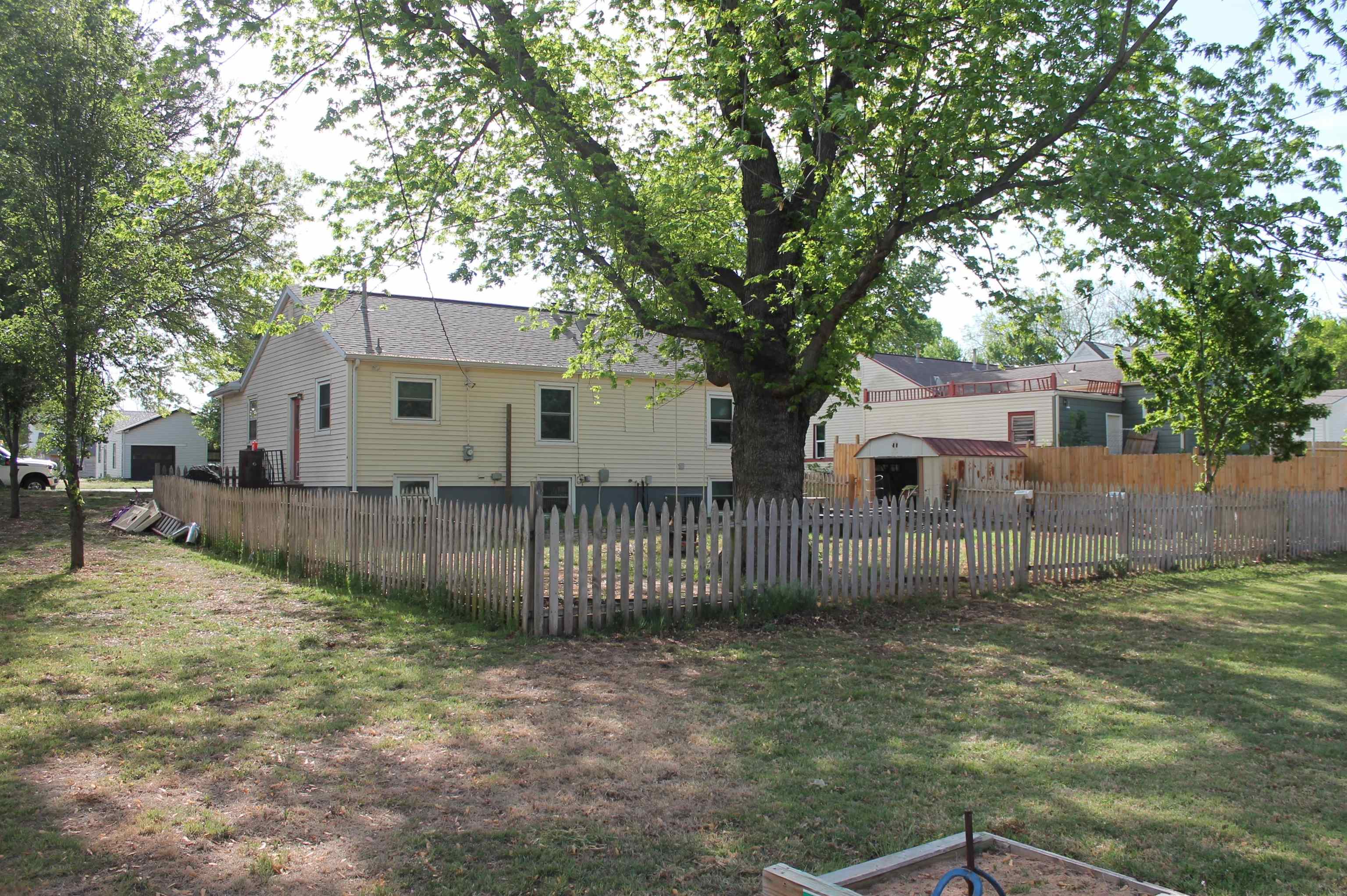 828 N Anthony Ave Property Photo 3